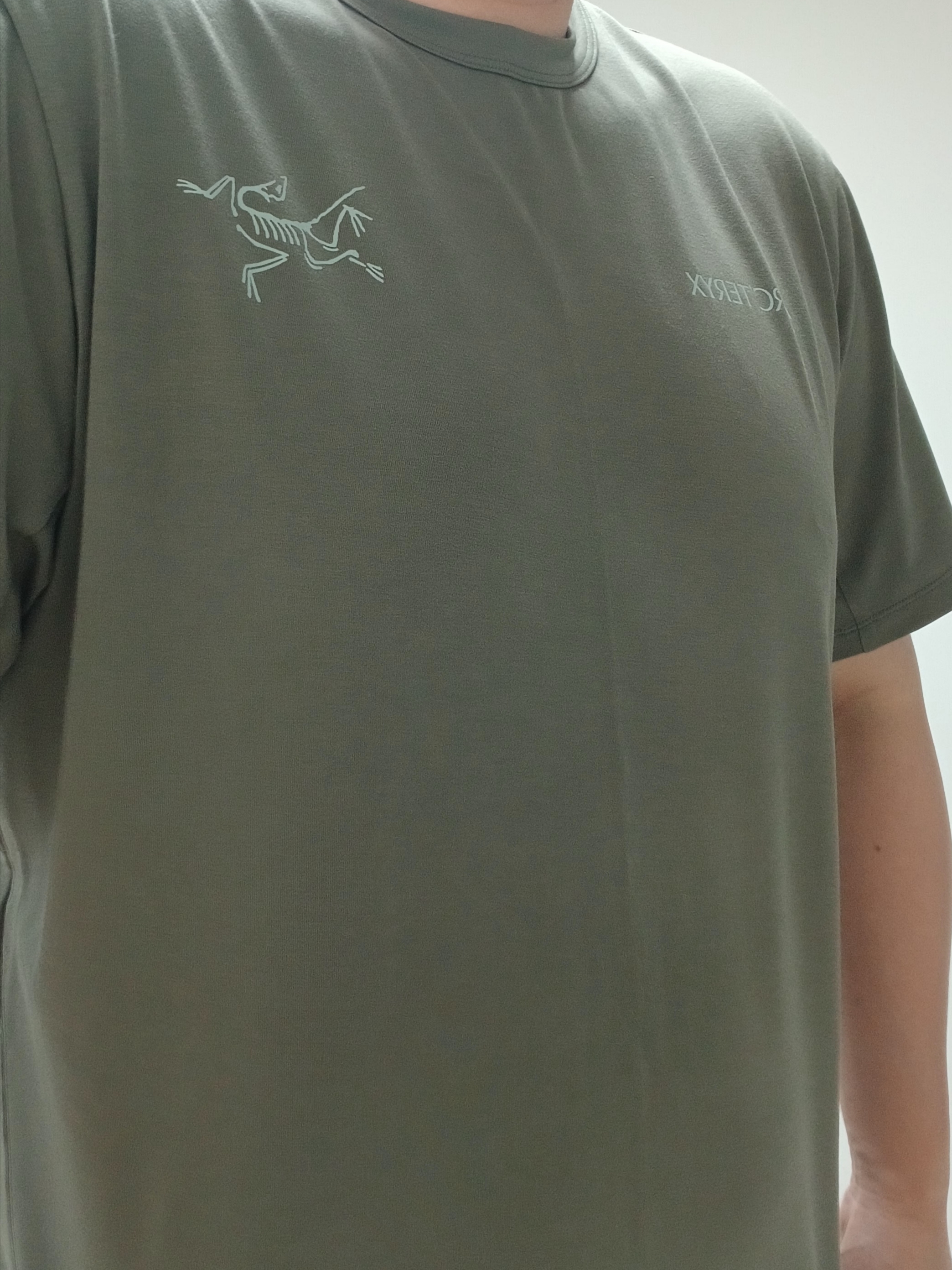 Arc'teryx Captive Split T-Shirt Forage, Hoka Ora Athletic Slide Black White 착용 스타일 - 4
