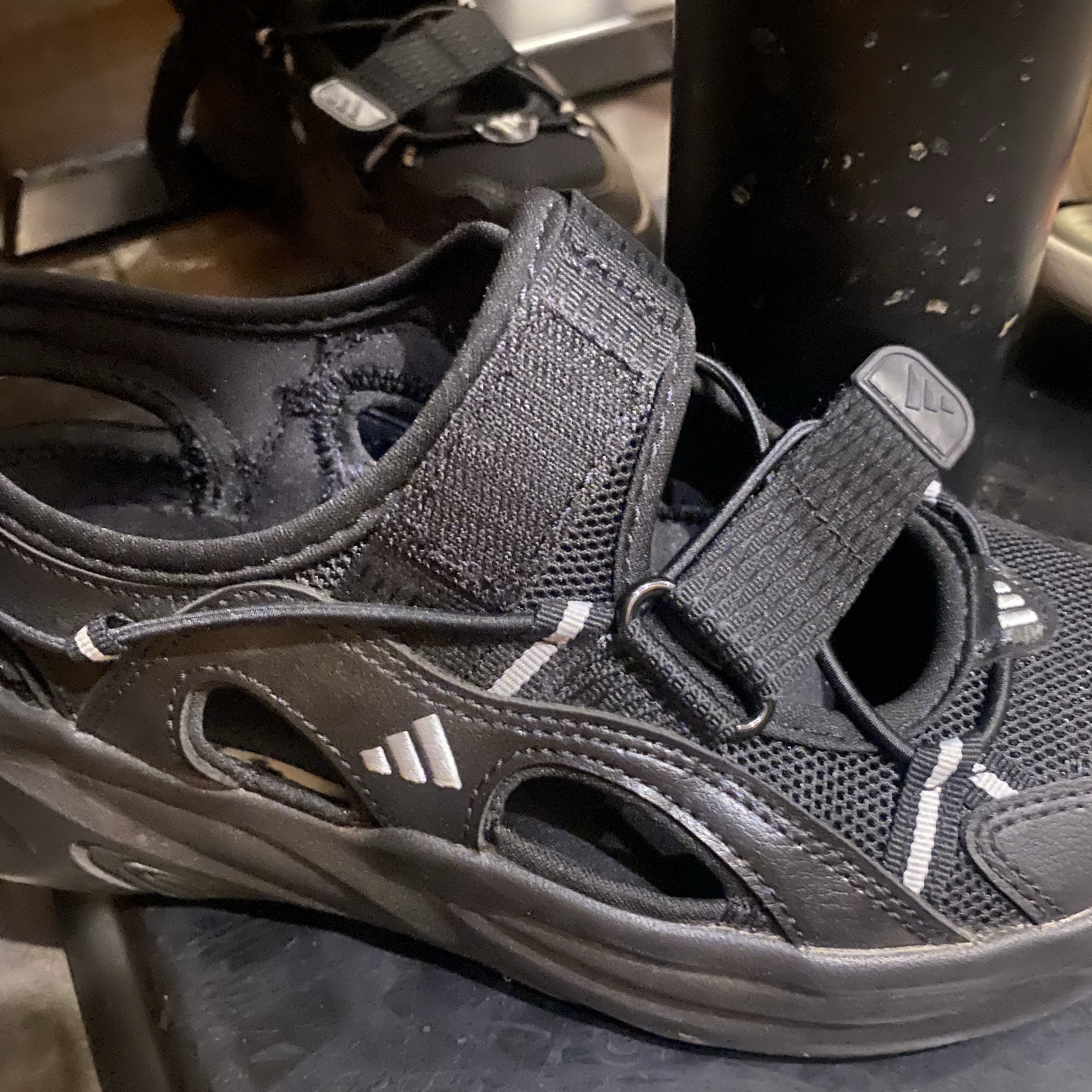 (W) Adidas Ozwave Sandal Core Black Silver Metallic 착용 스타일