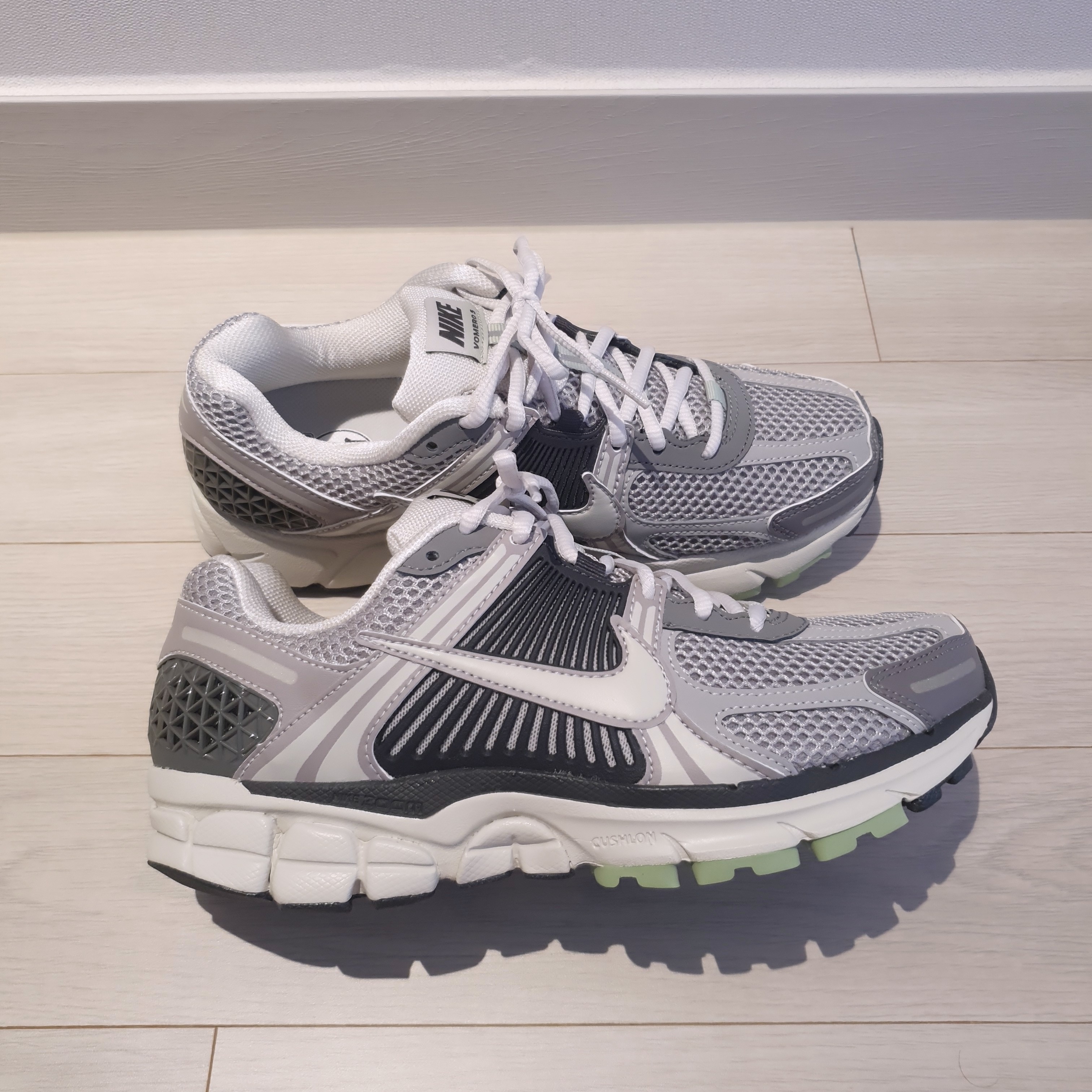 (W) Nike Zoom Vomero 5 Cobblestone and Flat Pewter 착용 스타일 - 1