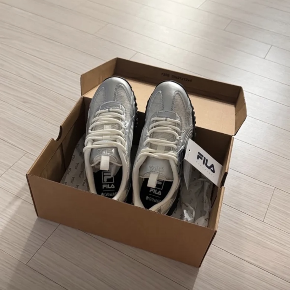 Fila Echappe MS Silver Moon 착용 스타일