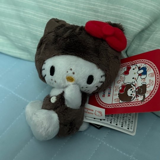 Sanrio Hello Kitty x Monchhichi 50th Anniversary Hello Kitty Holder 착용 스타일