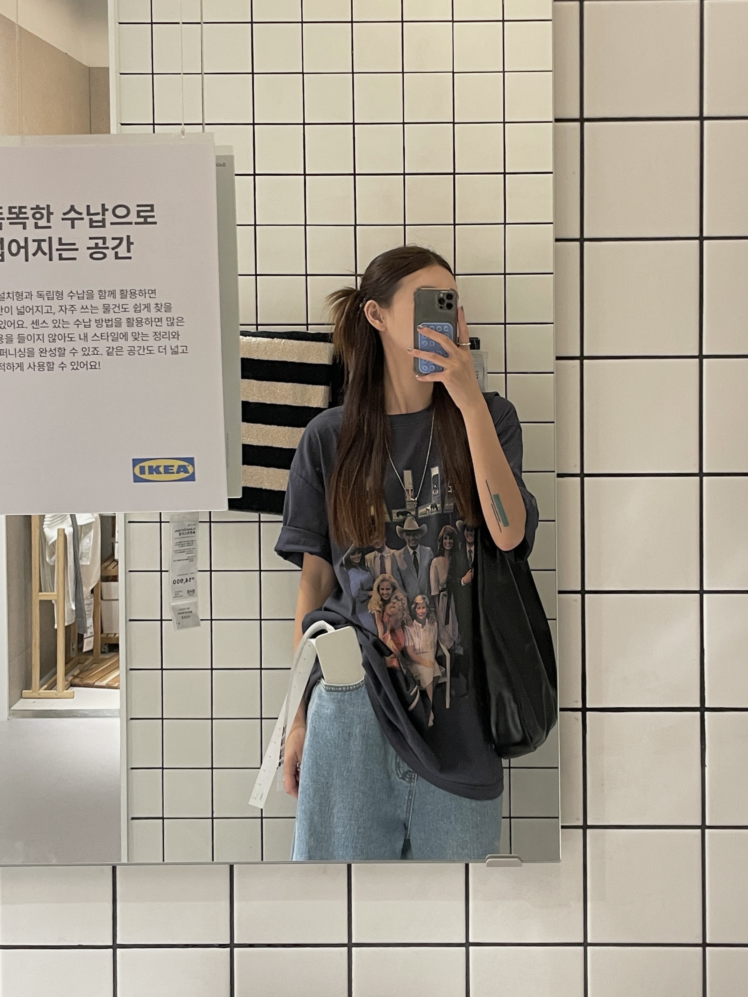 Miu Miu Leather Hobo Bag Black, Oakley Edge Flex Citrus Yellow 착용 스타일 - 1