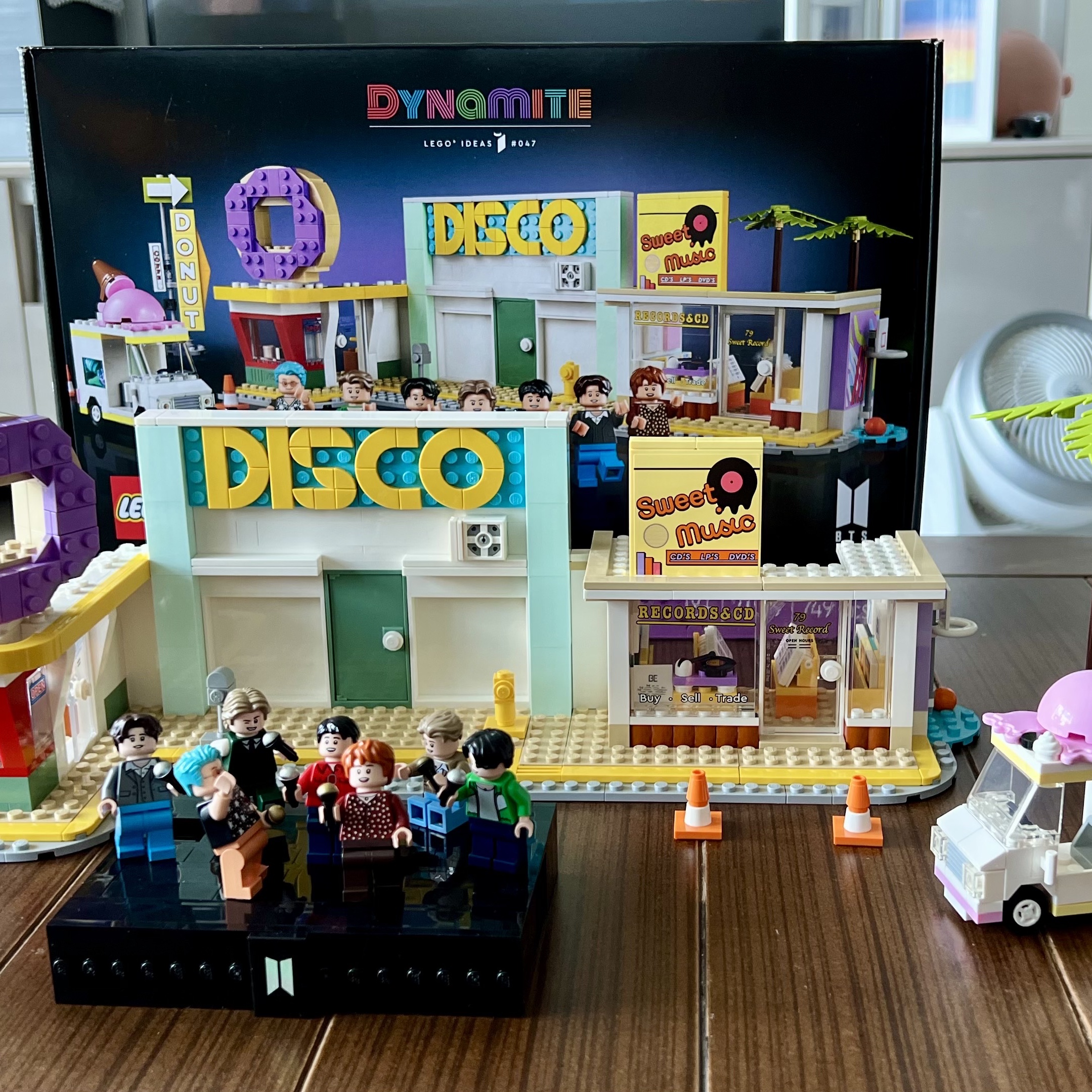 Lego BTS Dynamite 착용 스타일 - 2