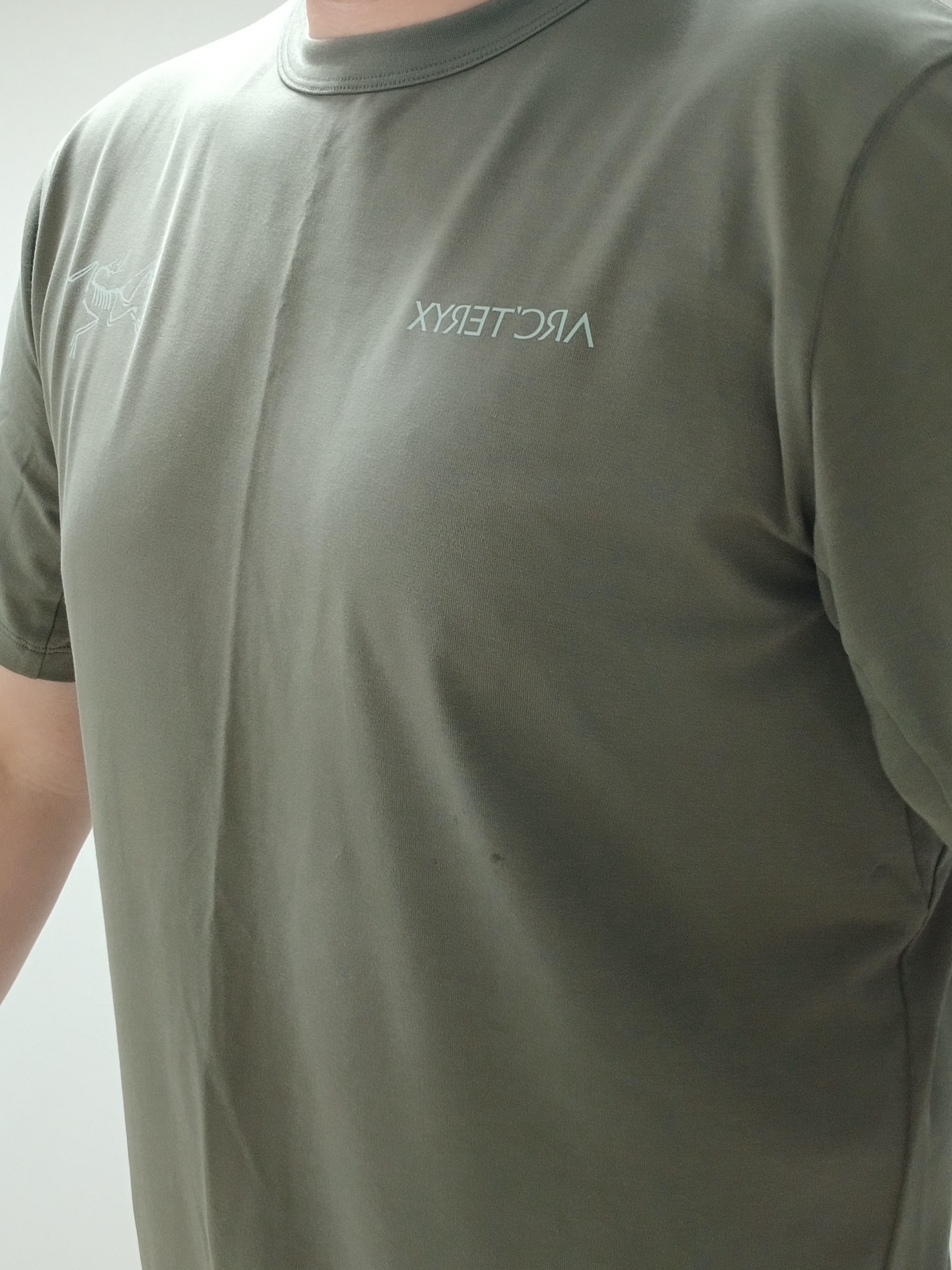 Arc'teryx Captive Split T-Shirt Forage, Hoka Ora Athletic Slide Black White 착용 스타일 - 3