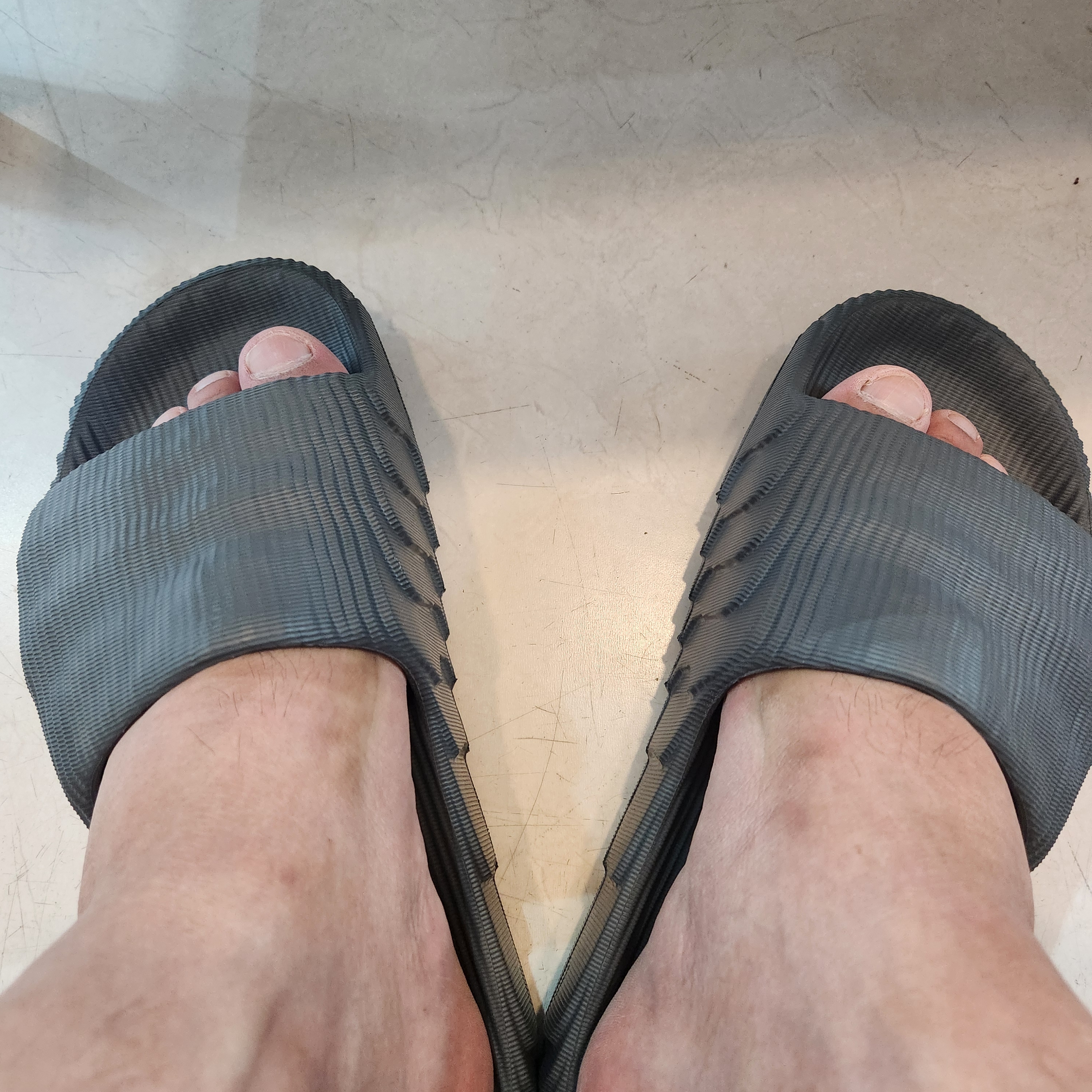 Adidas Adilette 22 Grey Five 착용 스타일