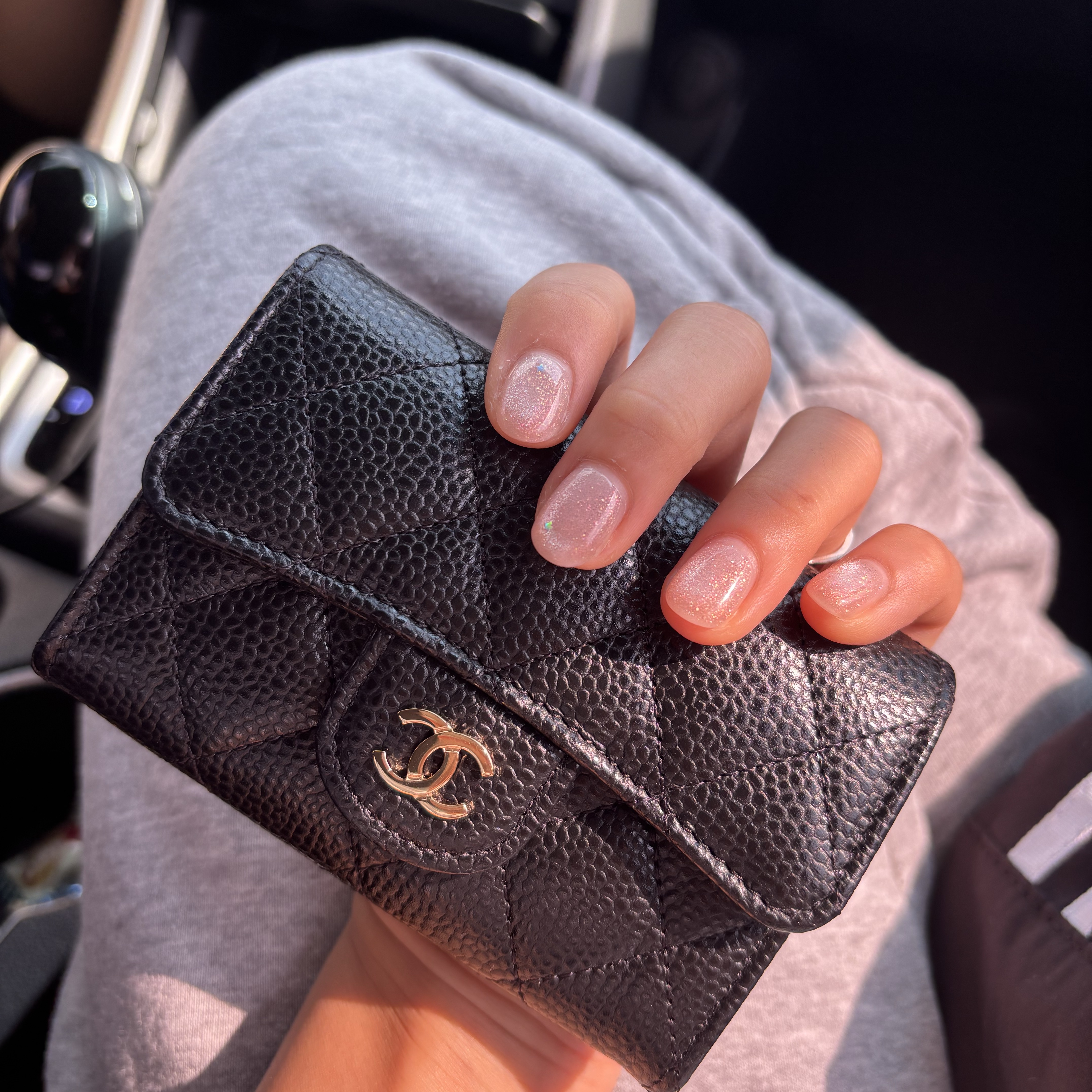 Chanel Classic Card Holder Grained Calfskin & Gold Black 착용 스타일
