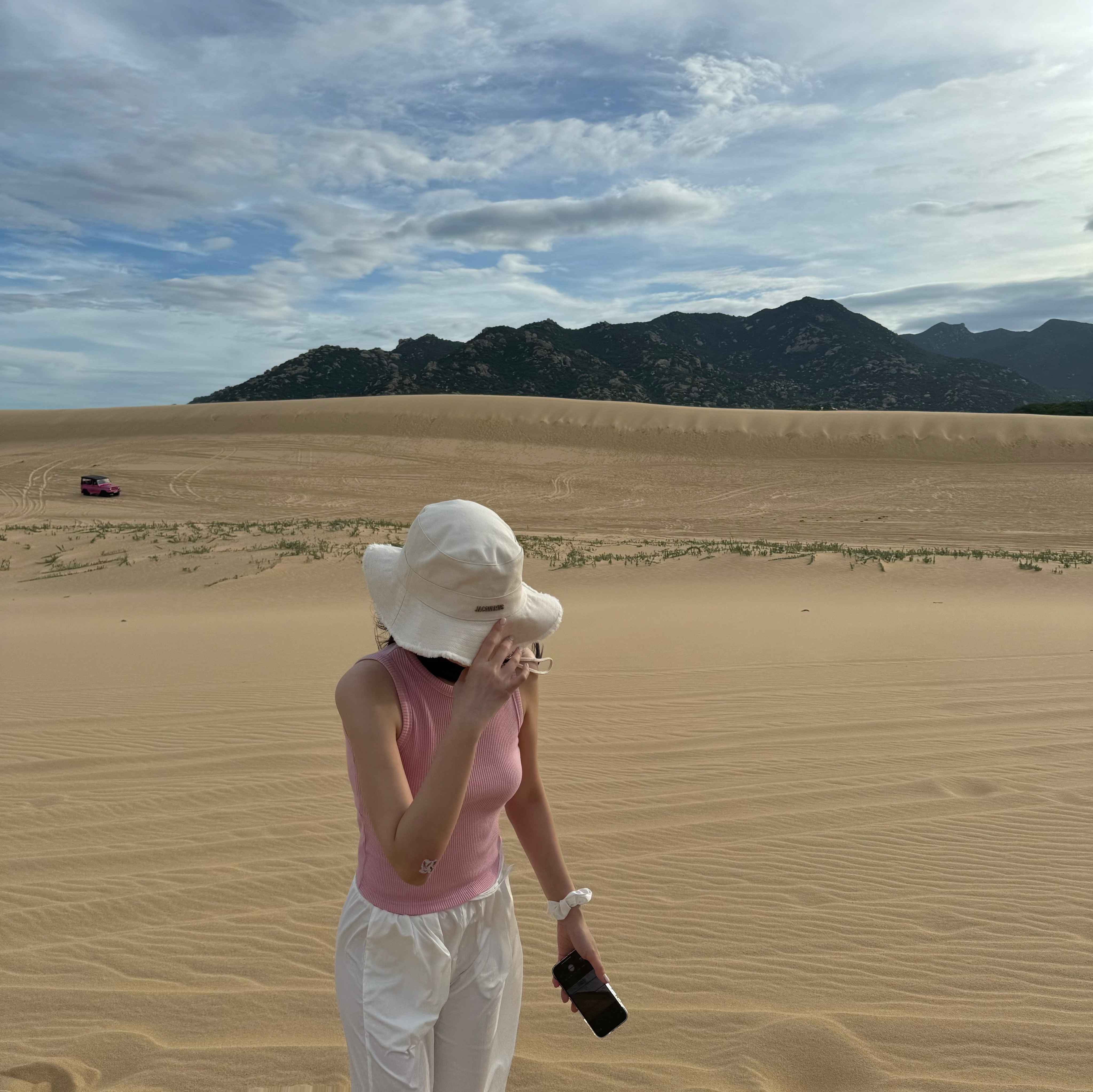 Jacquemus Le Bob Artichaut Bucket Hat Off White 착용 스타일 - 2