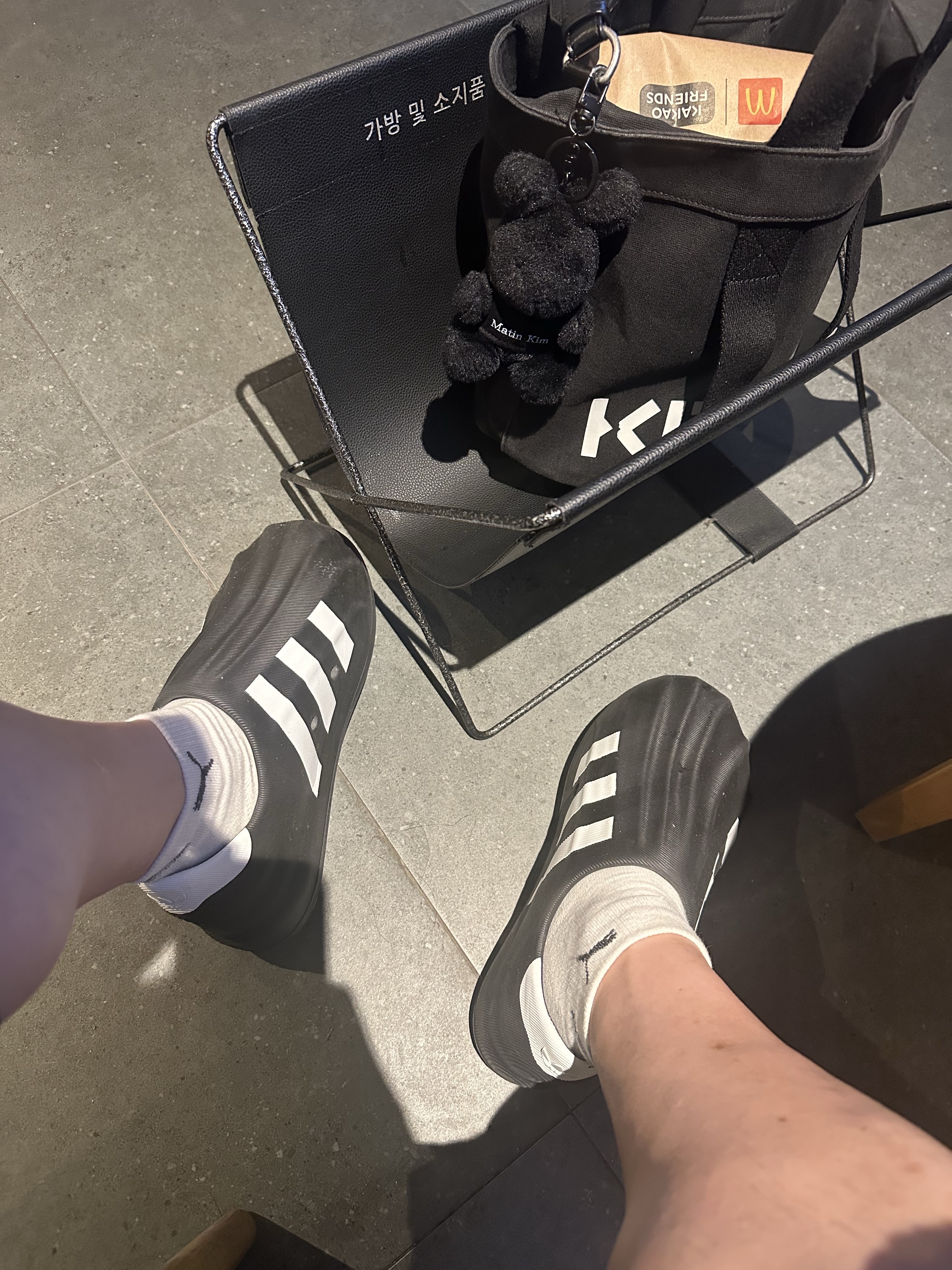 Adidas Adifom Superstar Core Black Cloud White 착용 스타일