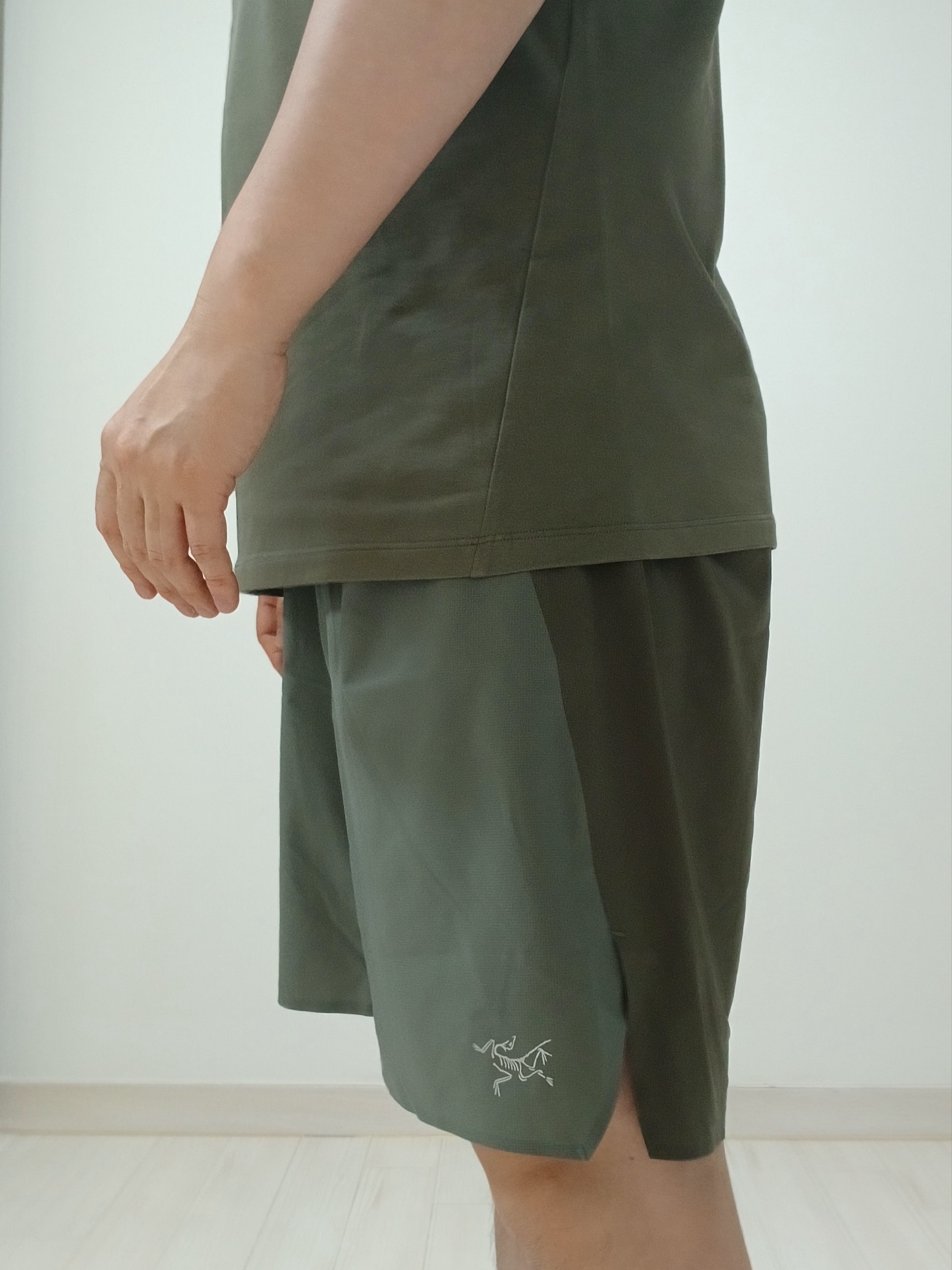 Arc'teryx Captive Split T-Shirt Forage, Hoka Ora Athletic Slide Black White 착용 스타일 - 6