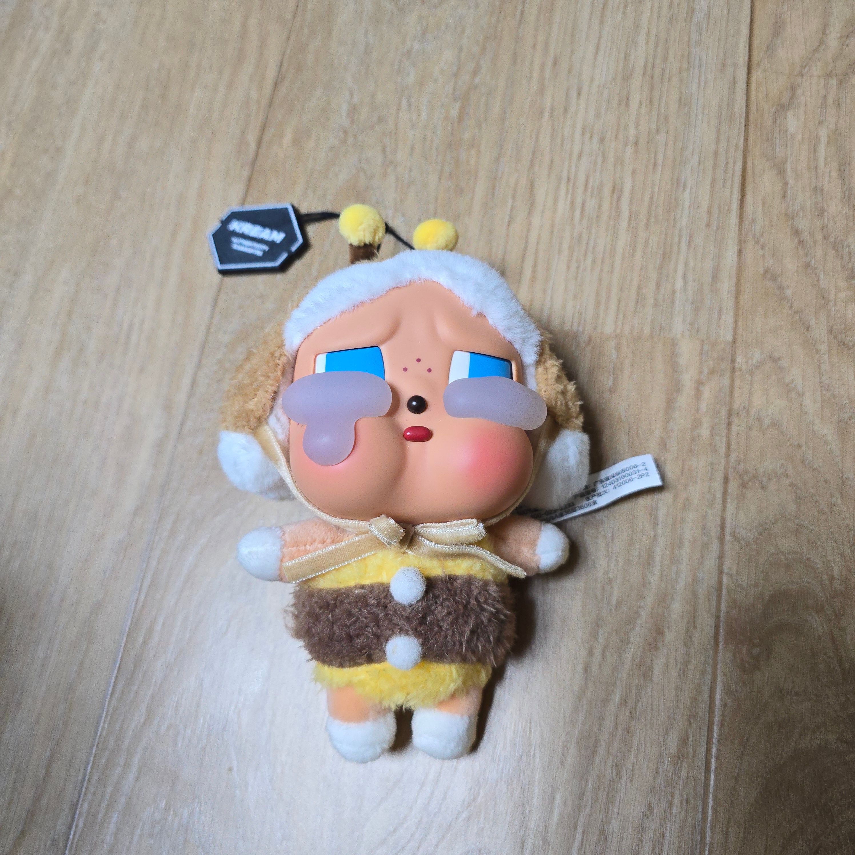Pop Mart Crybaby Crying Again Series Plush Keyring I'll Bring You A Flower (Opened Case) 착용 스타일