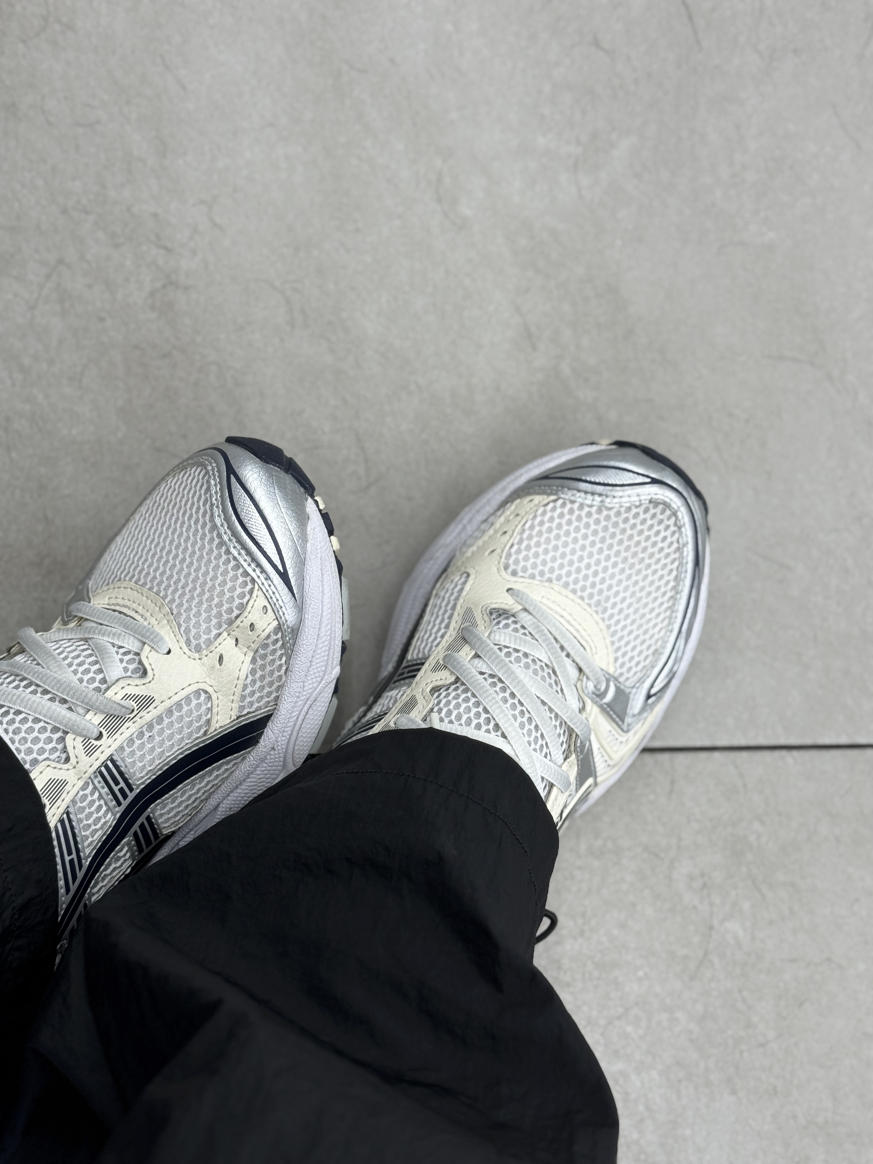 (W) Asics Gel-Kayano 14 White Midnight, Stussy California Grown Pigment Dyed T-Shirt Black 착용 스타일 - 7