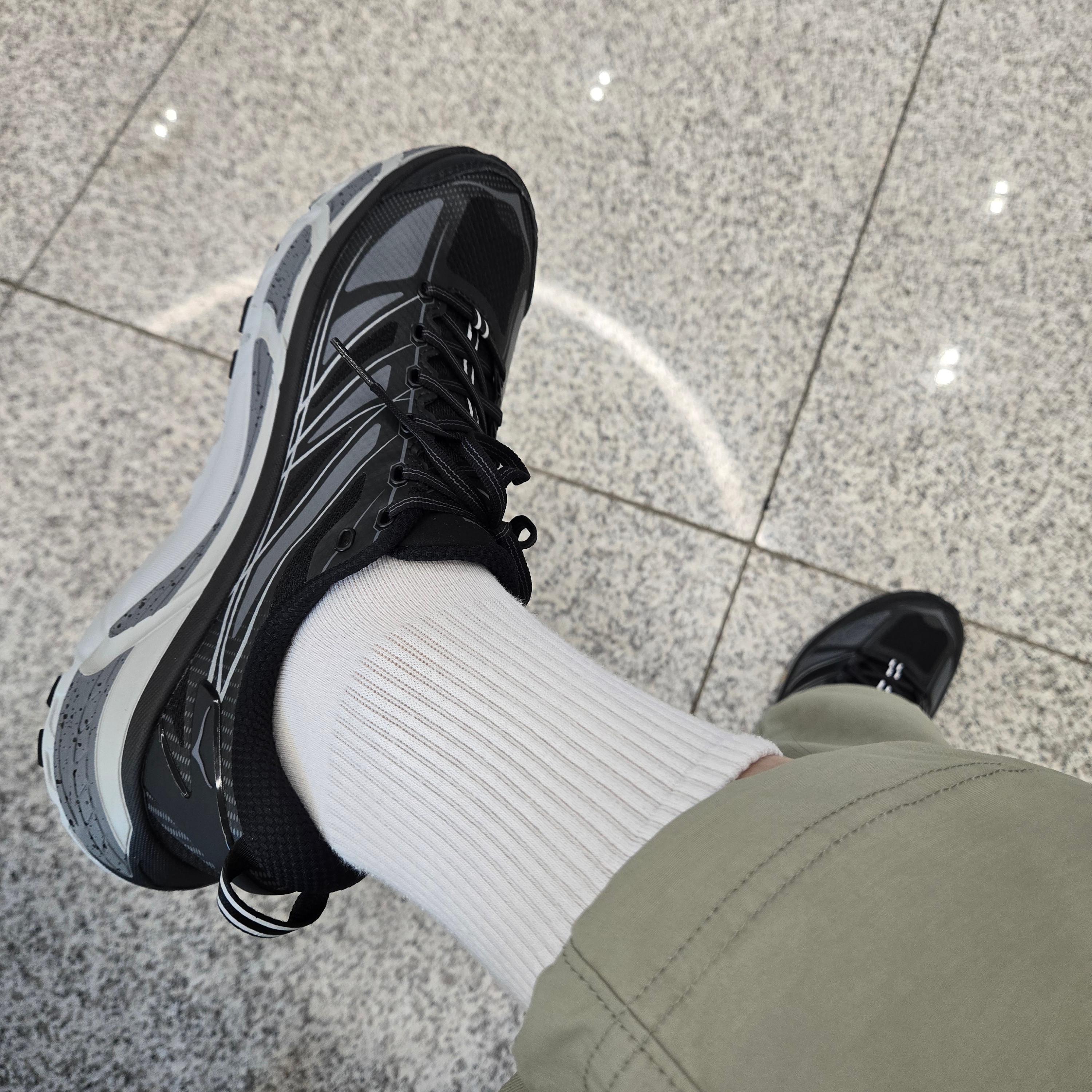 Hoka Mafate Speed 2 Black Castlerock 착용 스타일 - 2