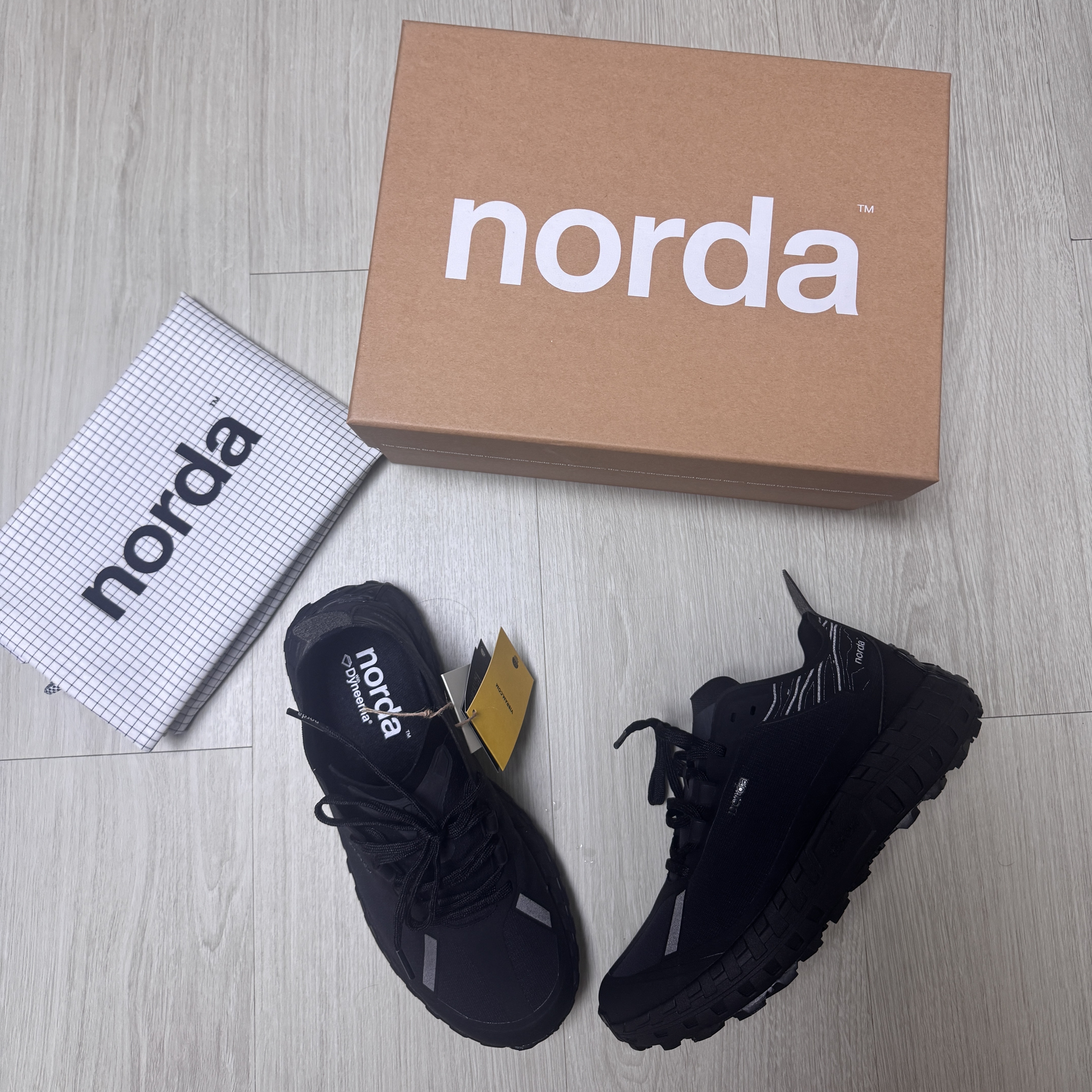 Norda 001/A Stealth Black 착용 스타일