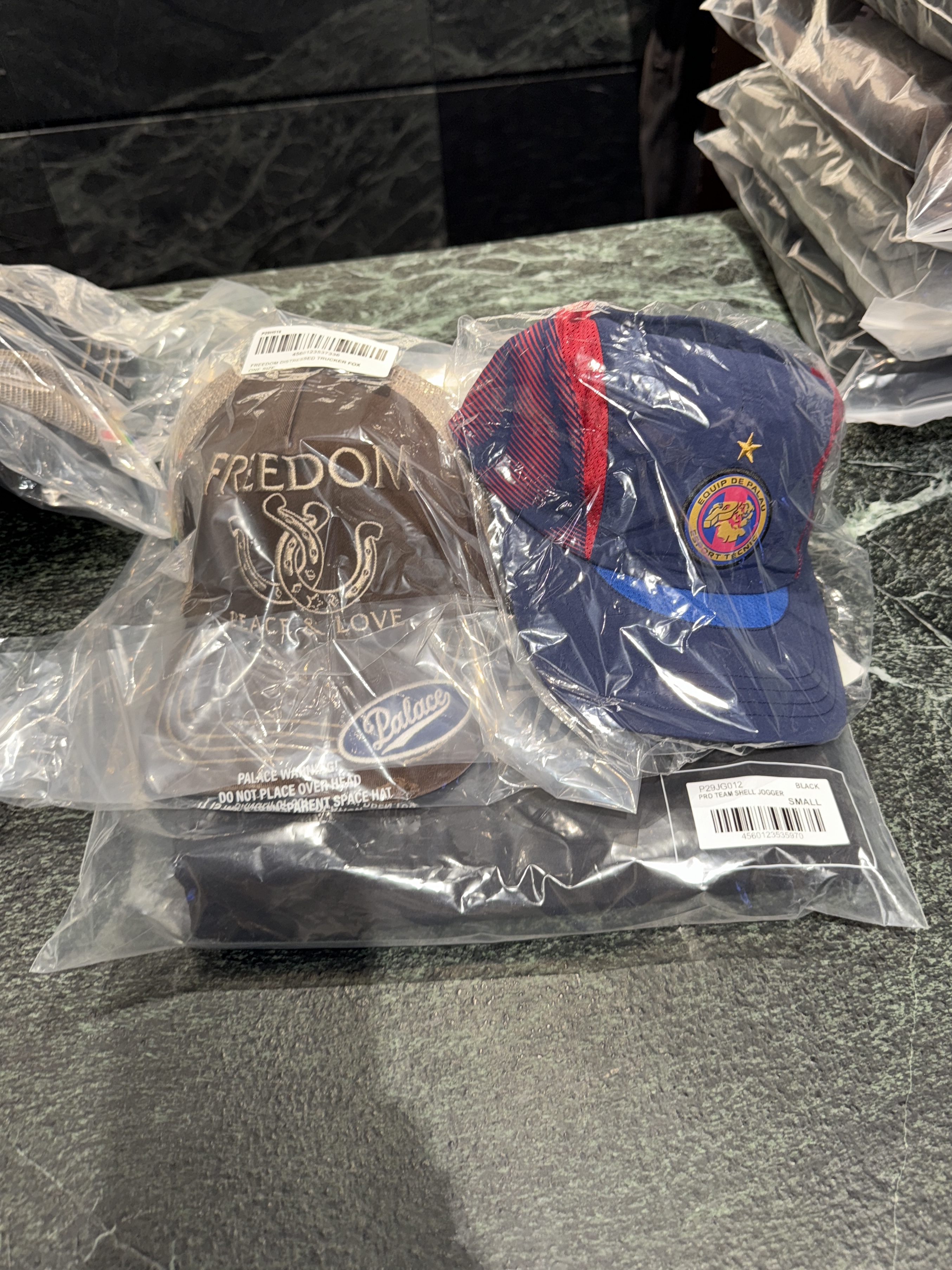 Palace Freedom Distressed Trucker Fox - 25FW, Palace Pro Team Shell 6-Panel Navy - 25FW 착용 스타일