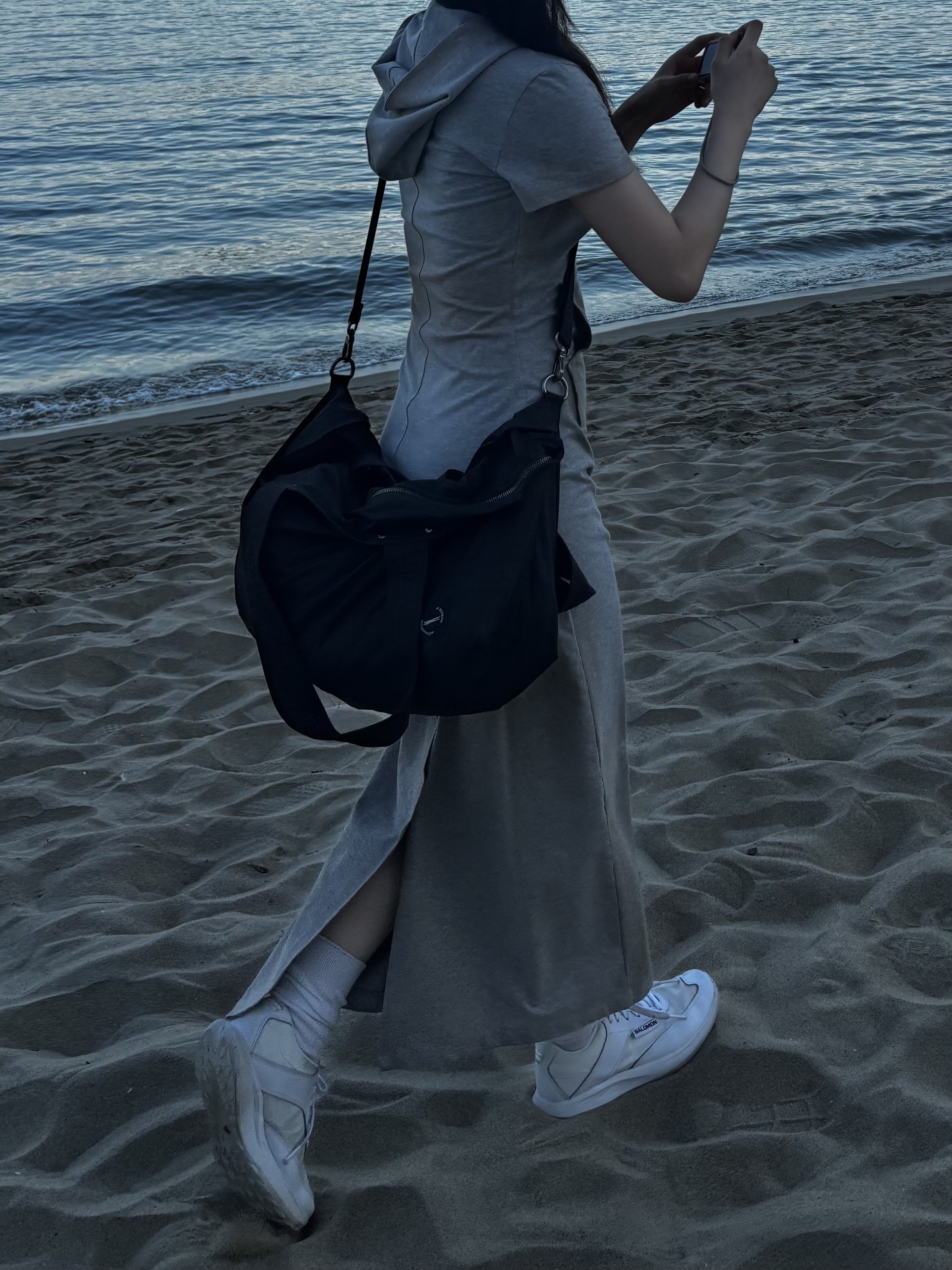 Salomon x Comme des Garcons SR90 White, Hatchingroom x LE SSERAFIM Shoulder Bag Black 착용 스타일