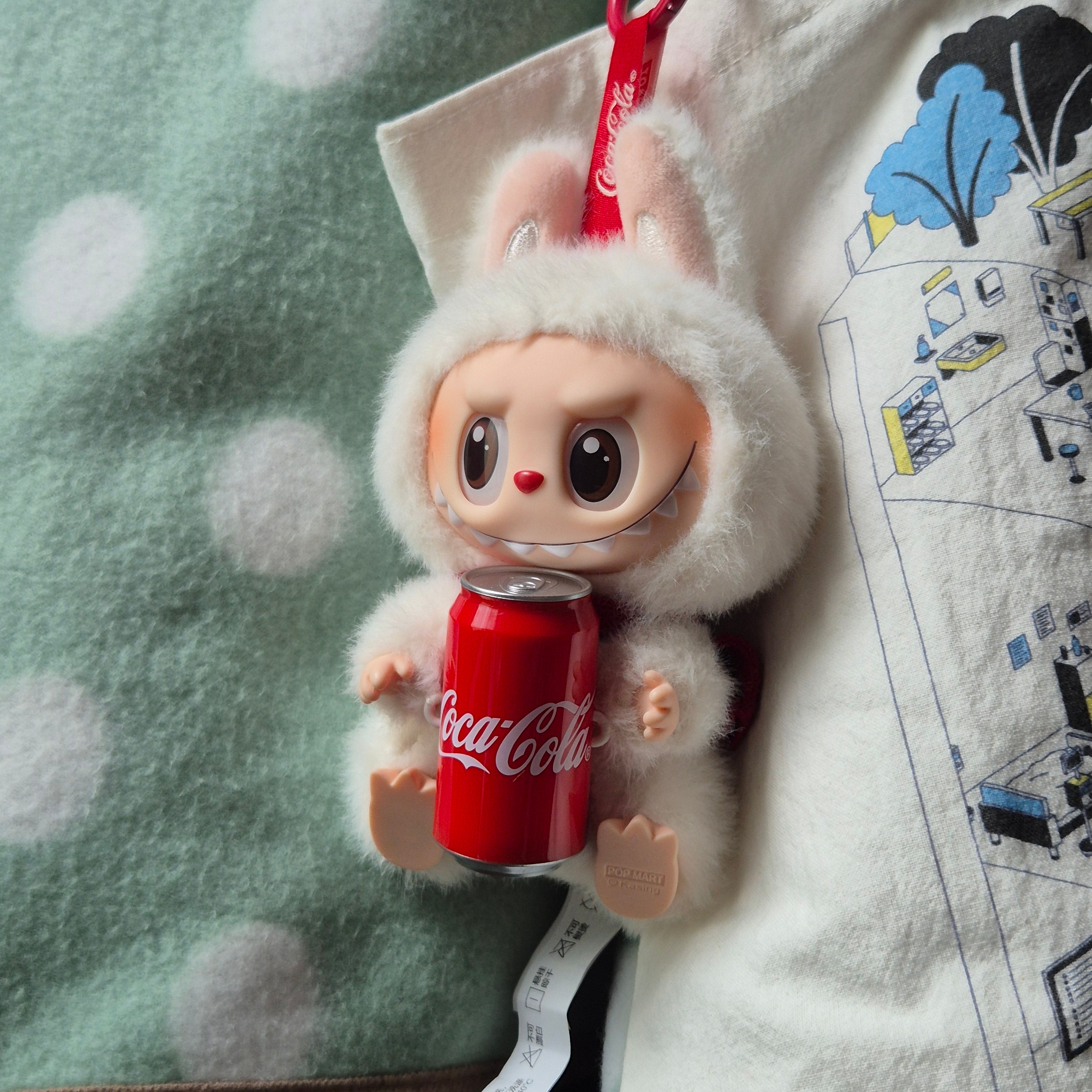 Pop Mart Labubu Coca Cola Series Keyring Sealed Case (1 Blind Box) 착용 스타일