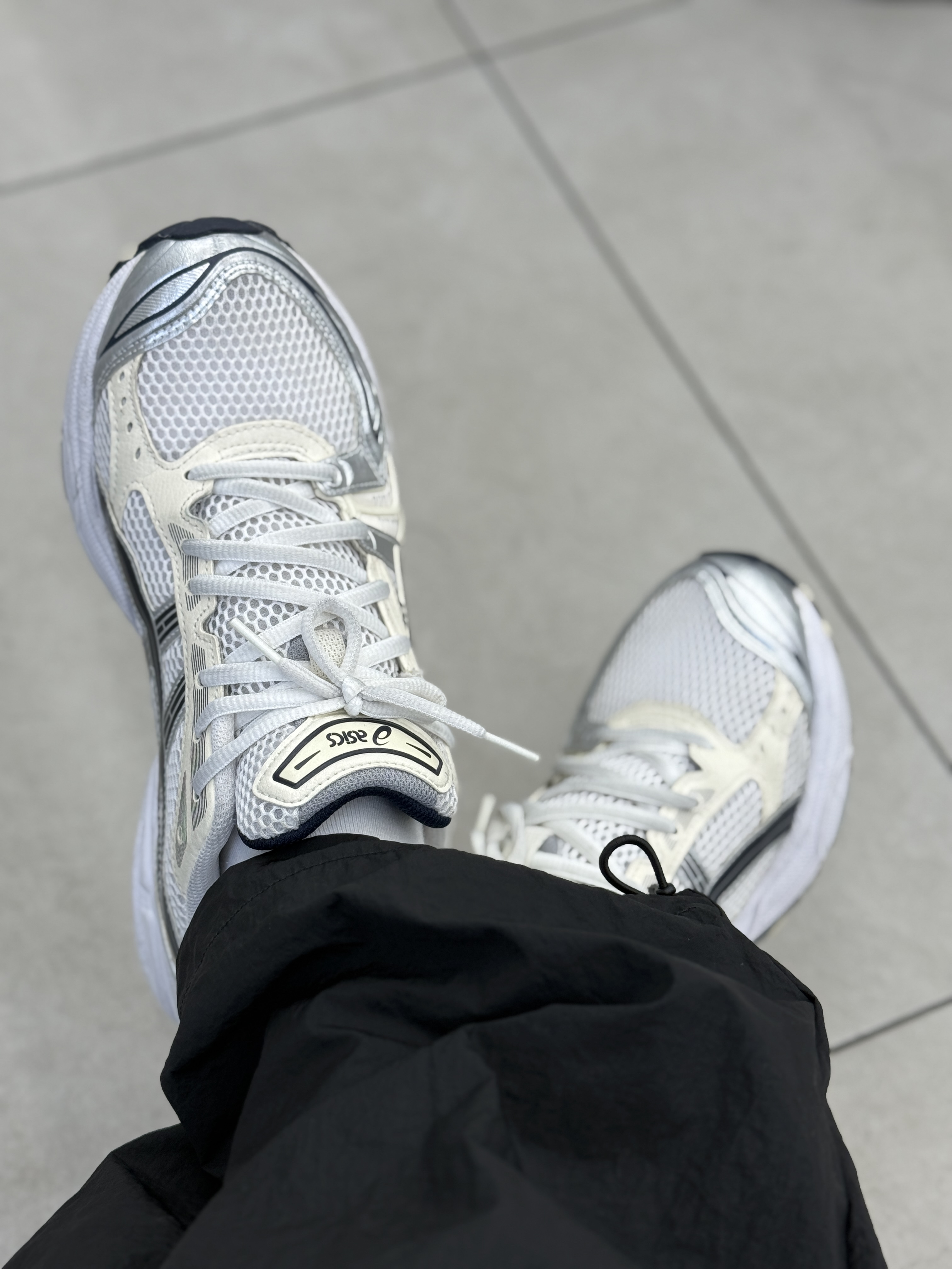 (W) Asics Gel-Kayano 14 White Midnight, Stussy California Grown Pigment Dyed T-Shirt Black 착용 스타일 - 8