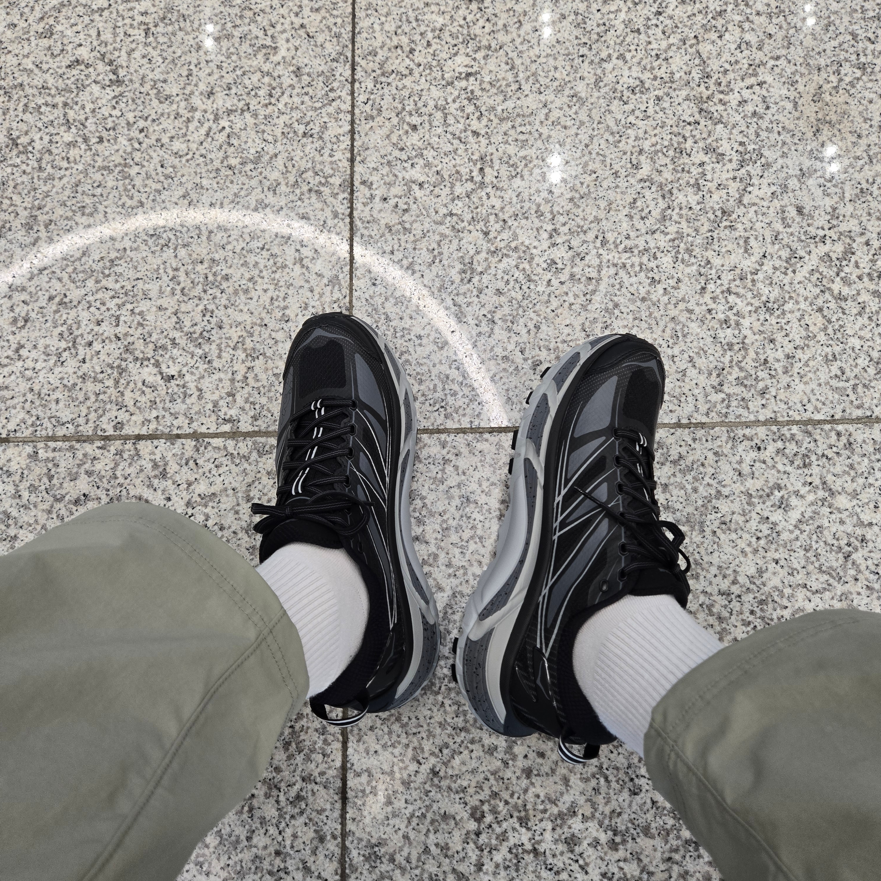 Hoka Mafate Speed 2 Black Castlerock 착용 스타일 - 1