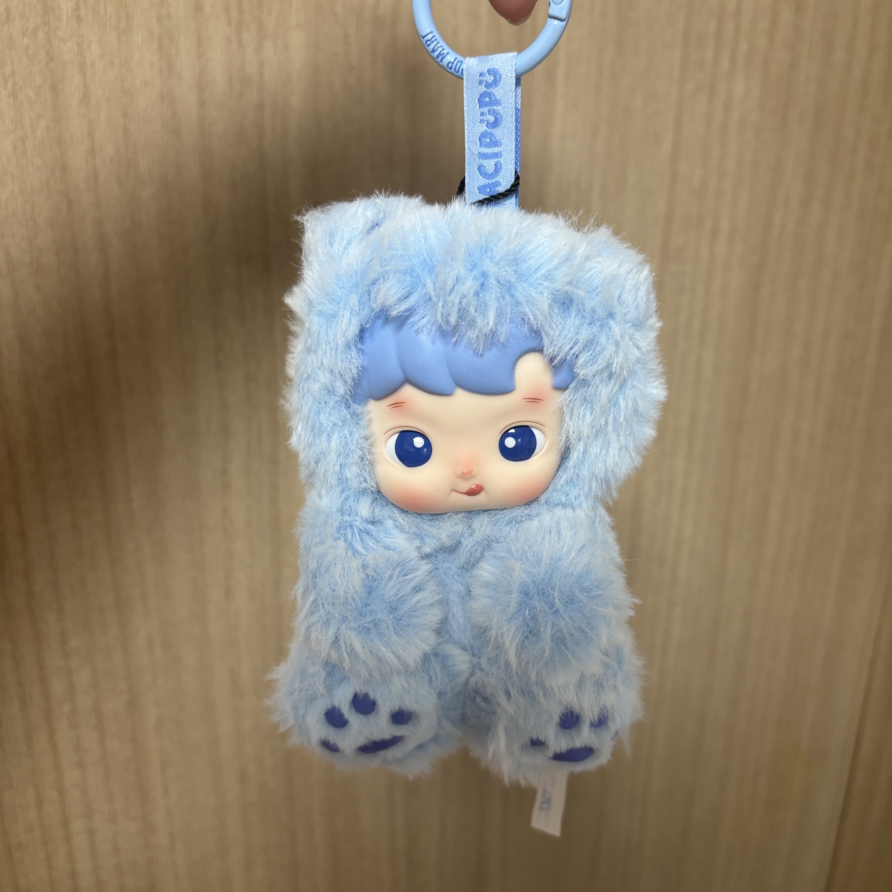 Pop Mart Hacipupu Gummy Bear Series Vinyl Plush Pendant Blueberry Flavor (Opened Case) 착용 스타일