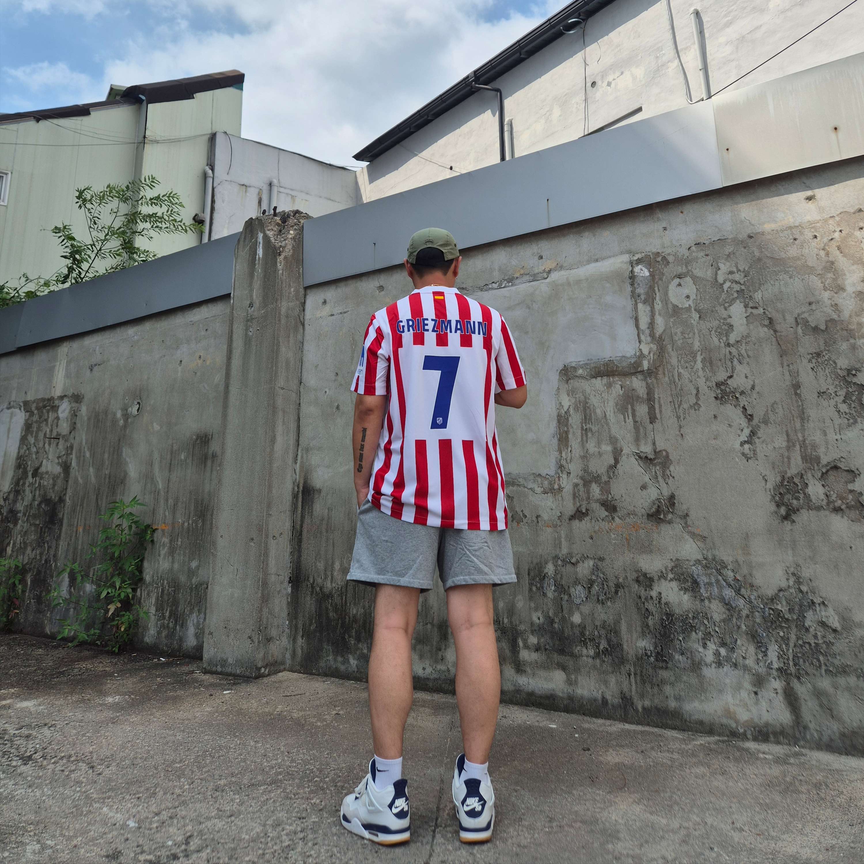 Puma Manchester City 2025/26 Away Replica Jersey Black (Non Marking Ver.), Nike Atletico Madrid 2025/26 Stadium Home Dri-Fit Soccer Replica Jersey Sport Red White (Non Marking Ver.) 착용 스타일 - 3