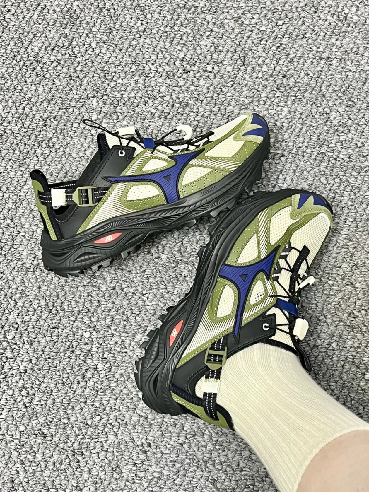 Mizuno Racer Trail SE Khaki, Mizuno Racer Trail SE Silver Grey 착용 스타일 - 1