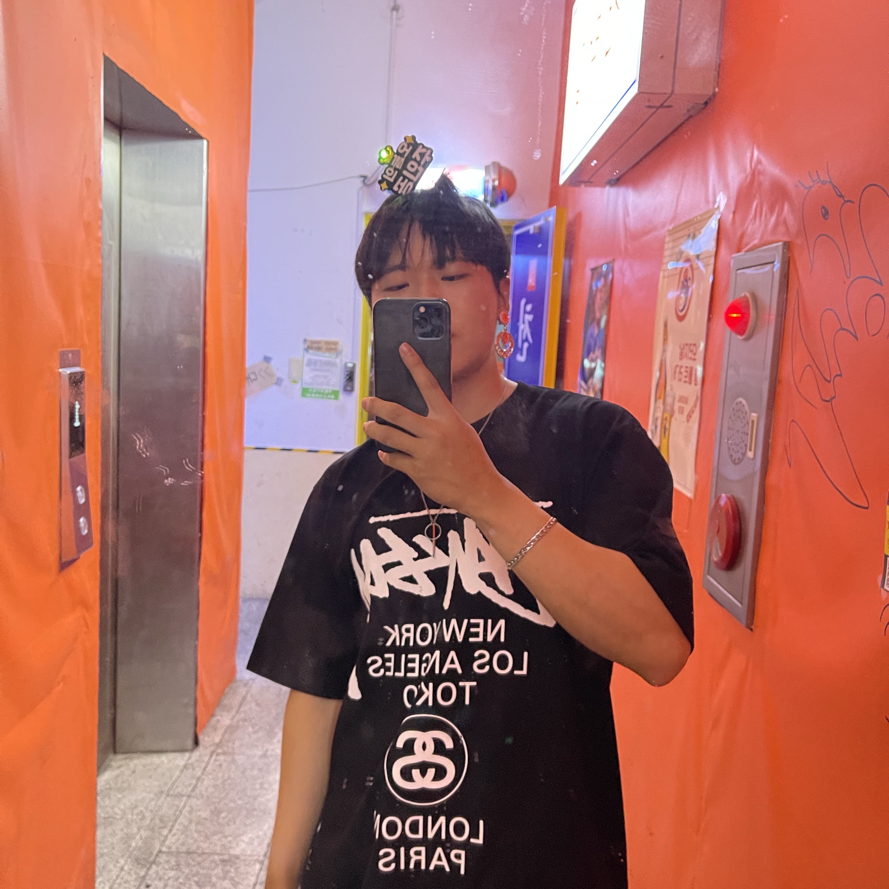 Stussy World Tour T-Shirt Black 2024,2025 착용 스타일 - 1