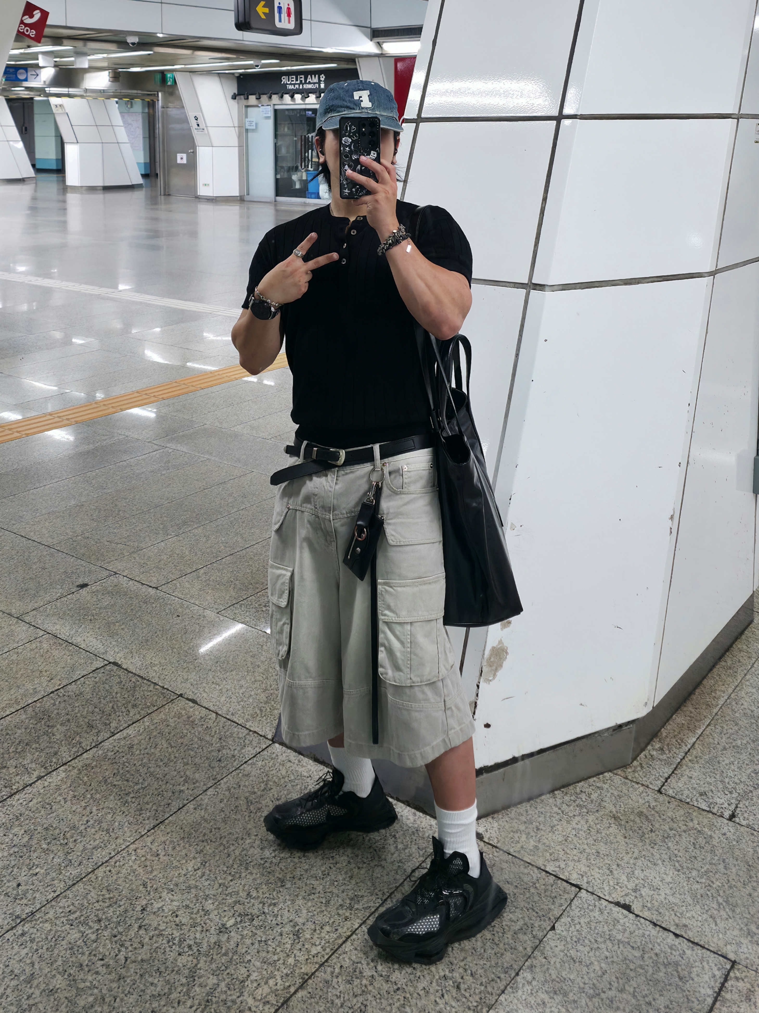 Nike x Matthew M Williams Zoom 004 Triple Black, Balenciaga Le Cagole Men Card Case On Keychain Black 착용 스타일 - 1