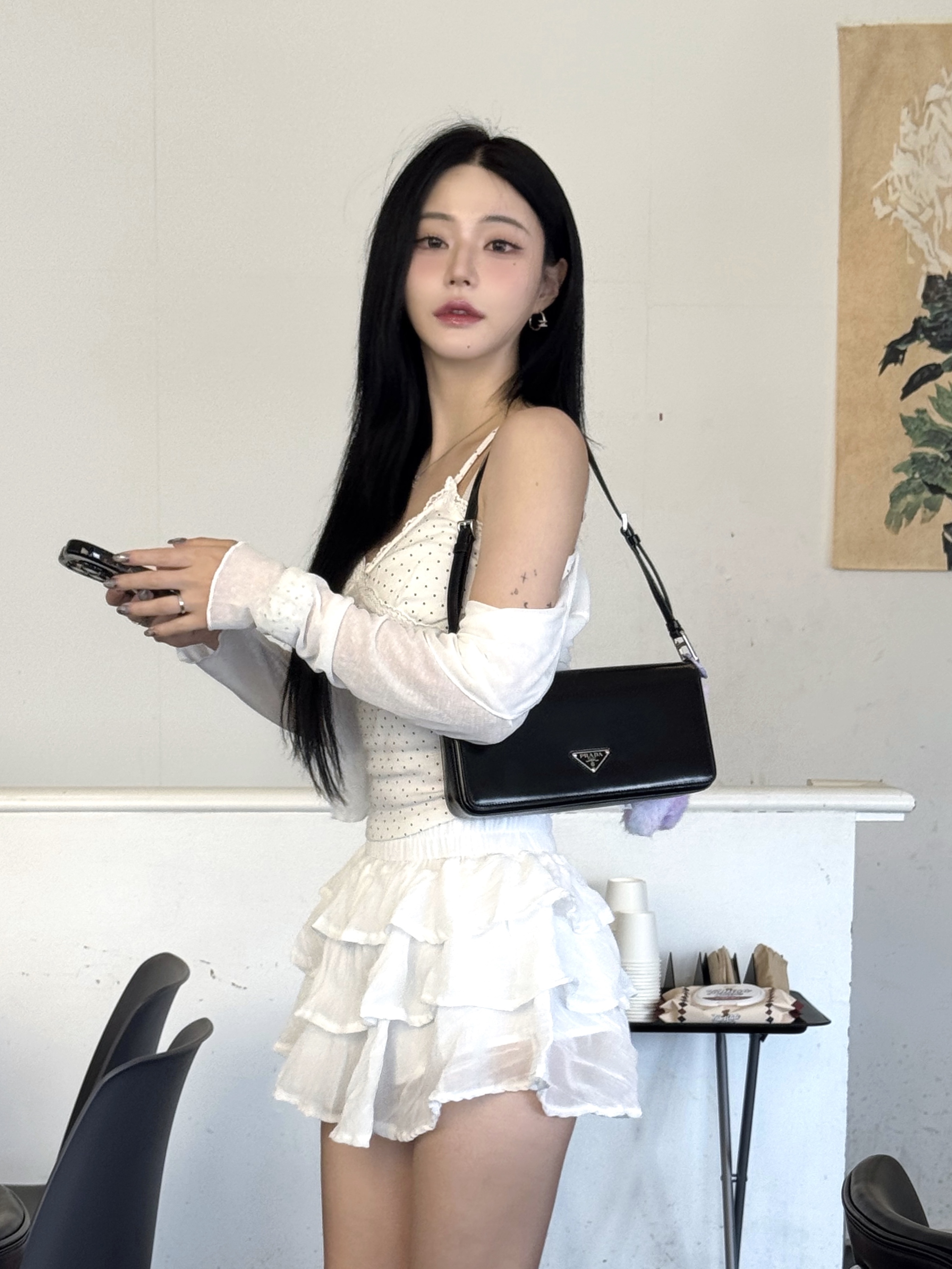 Prada Medium Leather Shoulder Bag Black, Dr. Martens Jadon Boots White 착용 스타일 - 1