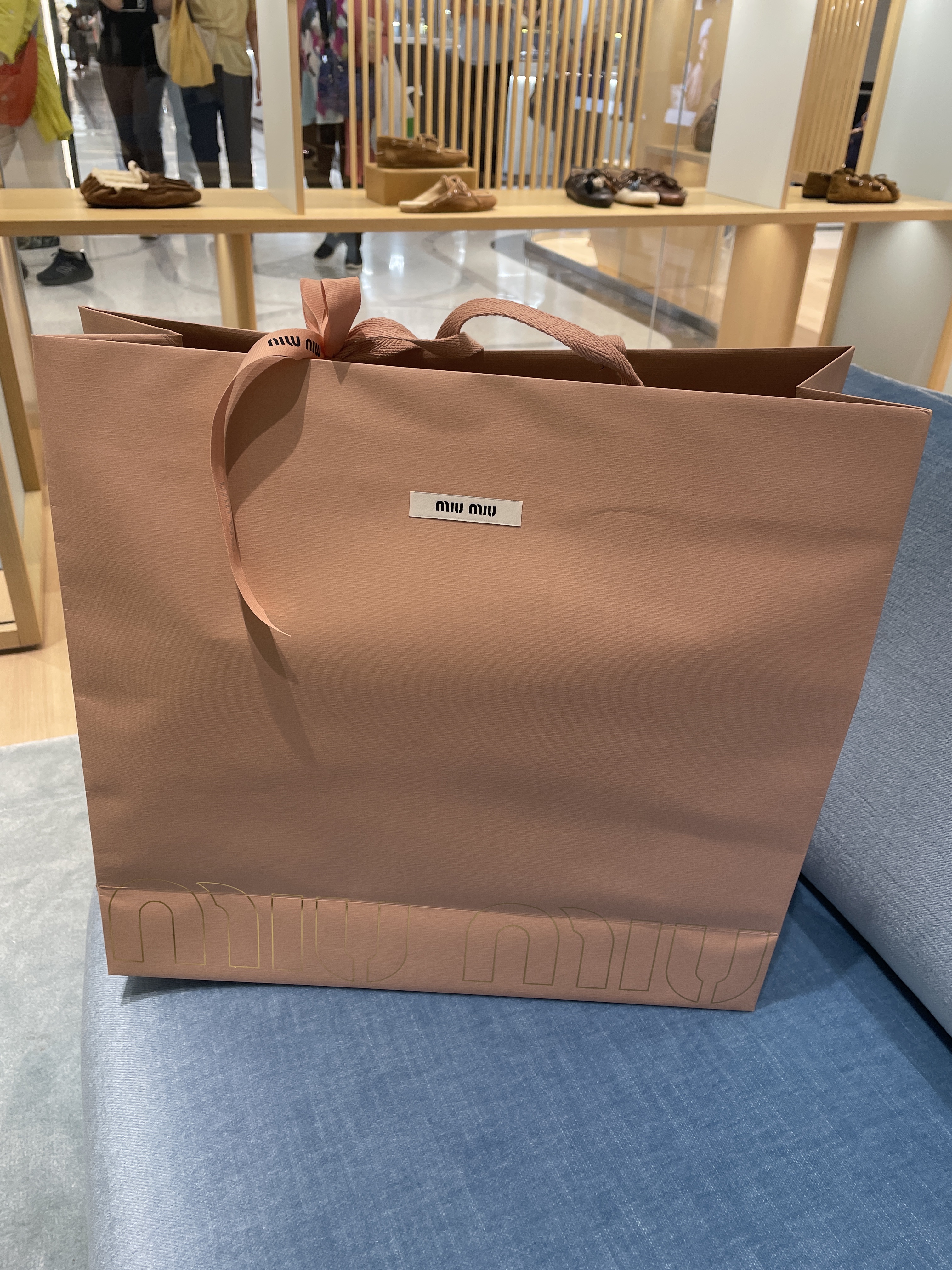(W) New Balance x Miu Miu 530 Suede Mesh Sneakers Ecru 착용 스타일 - 2