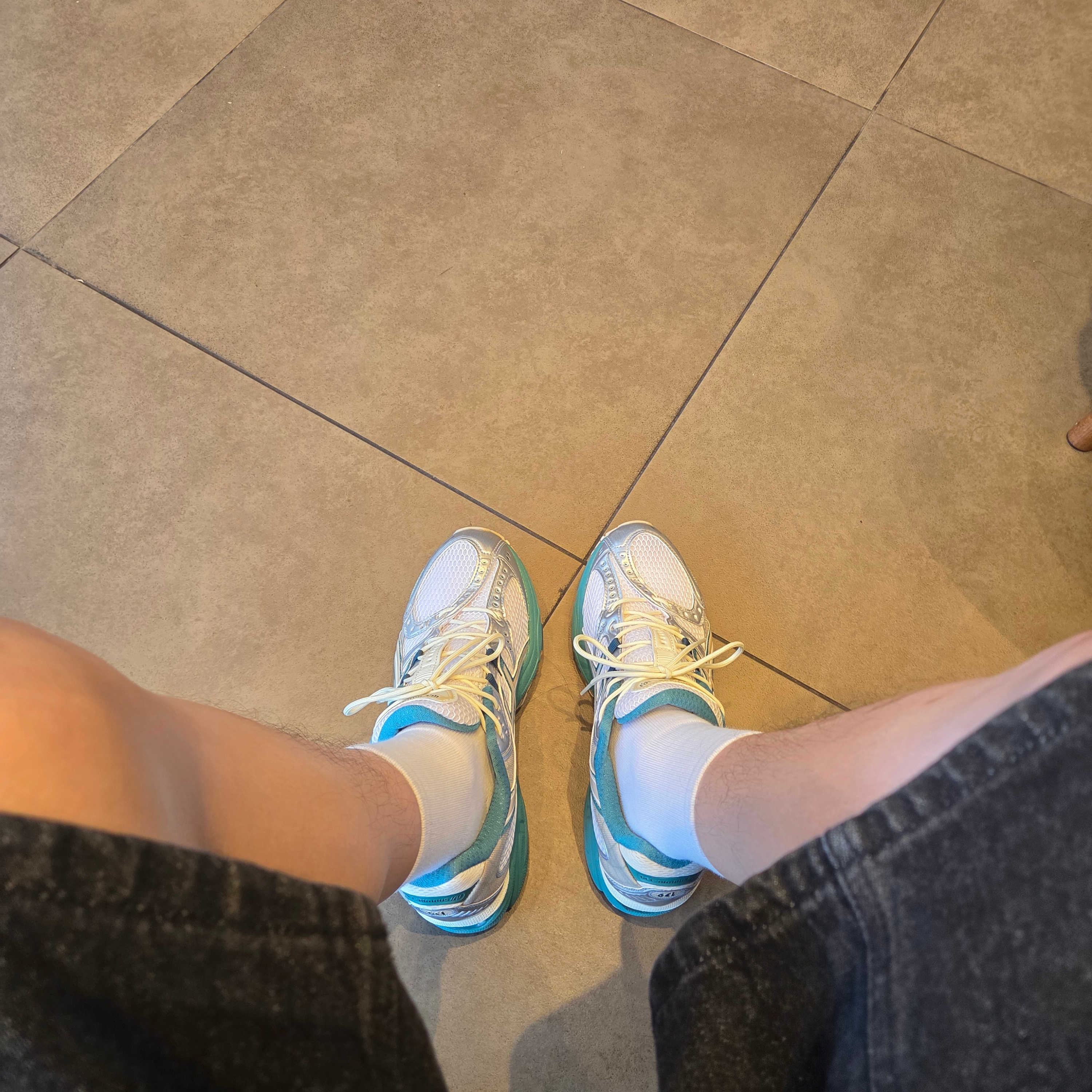 Asics Gel-Nimbus 10.1 White Rainy Lake 착용 스타일