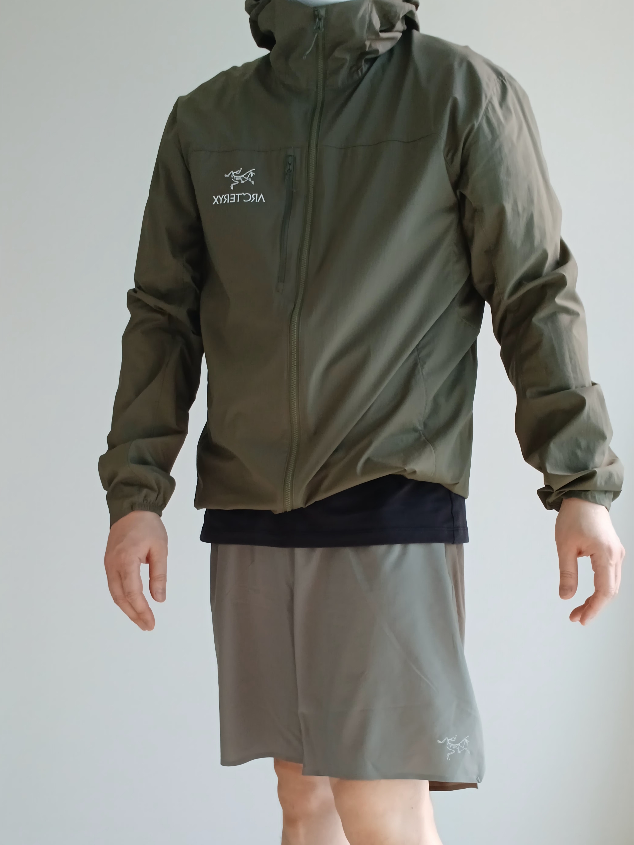 Arc'teryx Small Bird Cap Black, Arc'teryx Kragg Cotton Logo SS T-Shirt 24K Black 착용 스타일 - 2