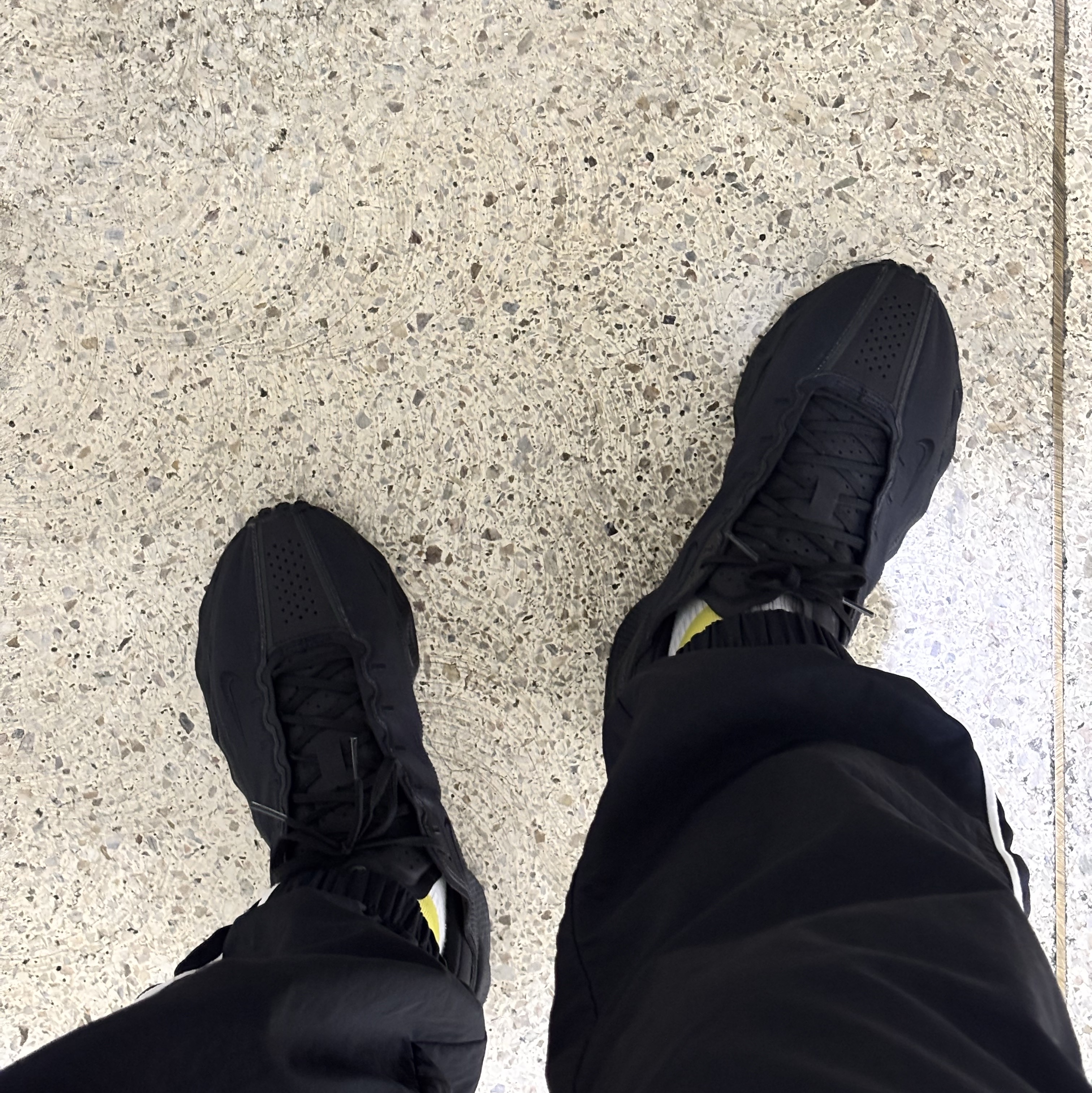 Nike Ava Rover Black Anthracite 착용 스타일 - 2