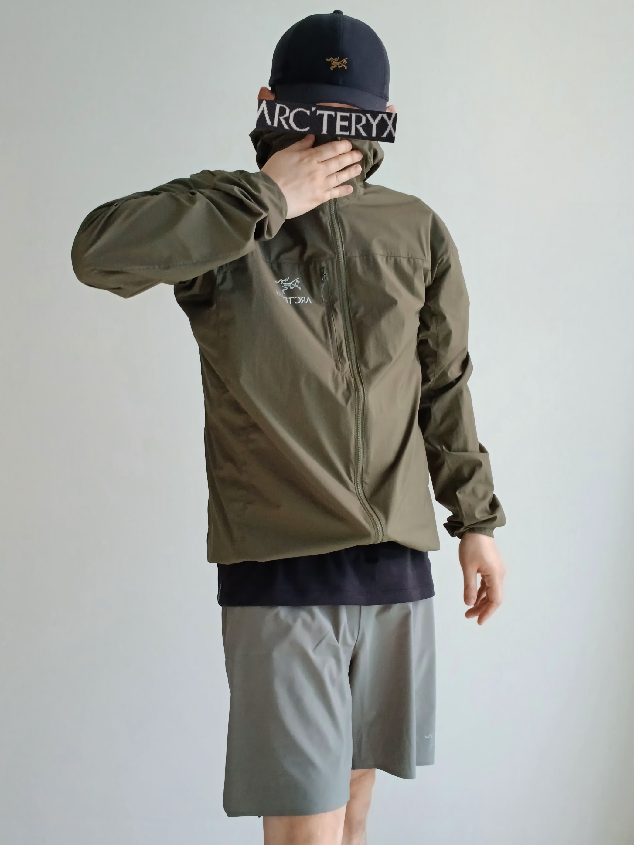 Arc'teryx Small Bird Cap Black, Arc'teryx Kragg Cotton Logo SS T-Shirt 24K Black 착용 스타일 - 6