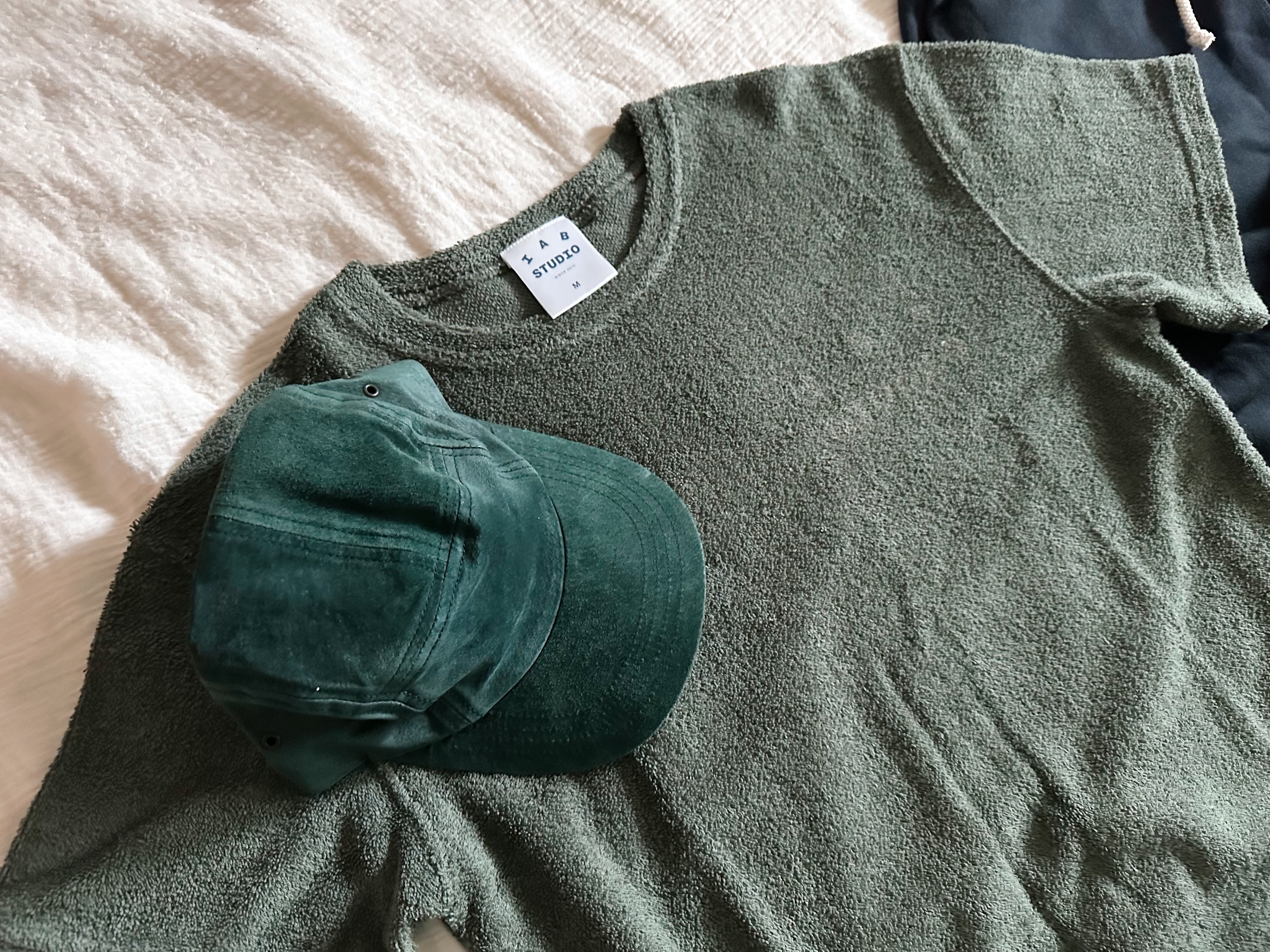 IAB Studio Towel T-Shirt Deep Green 착용 스타일
