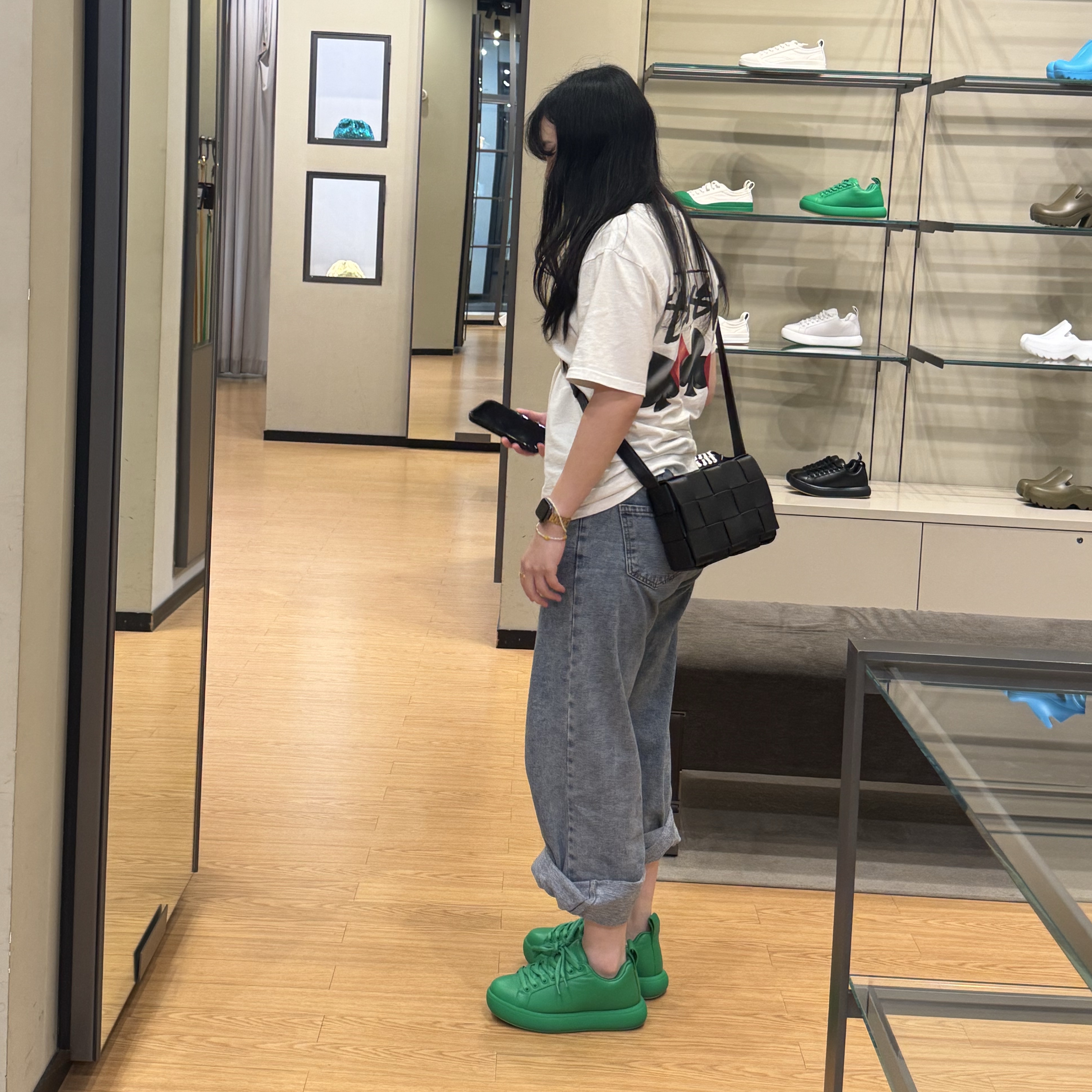(W) Bottega Veneta Pillow Sneakers Parakeet, Bottega Veneta Urban Leather Crossbody Cassette Black Silver 착용 스타일 - 2