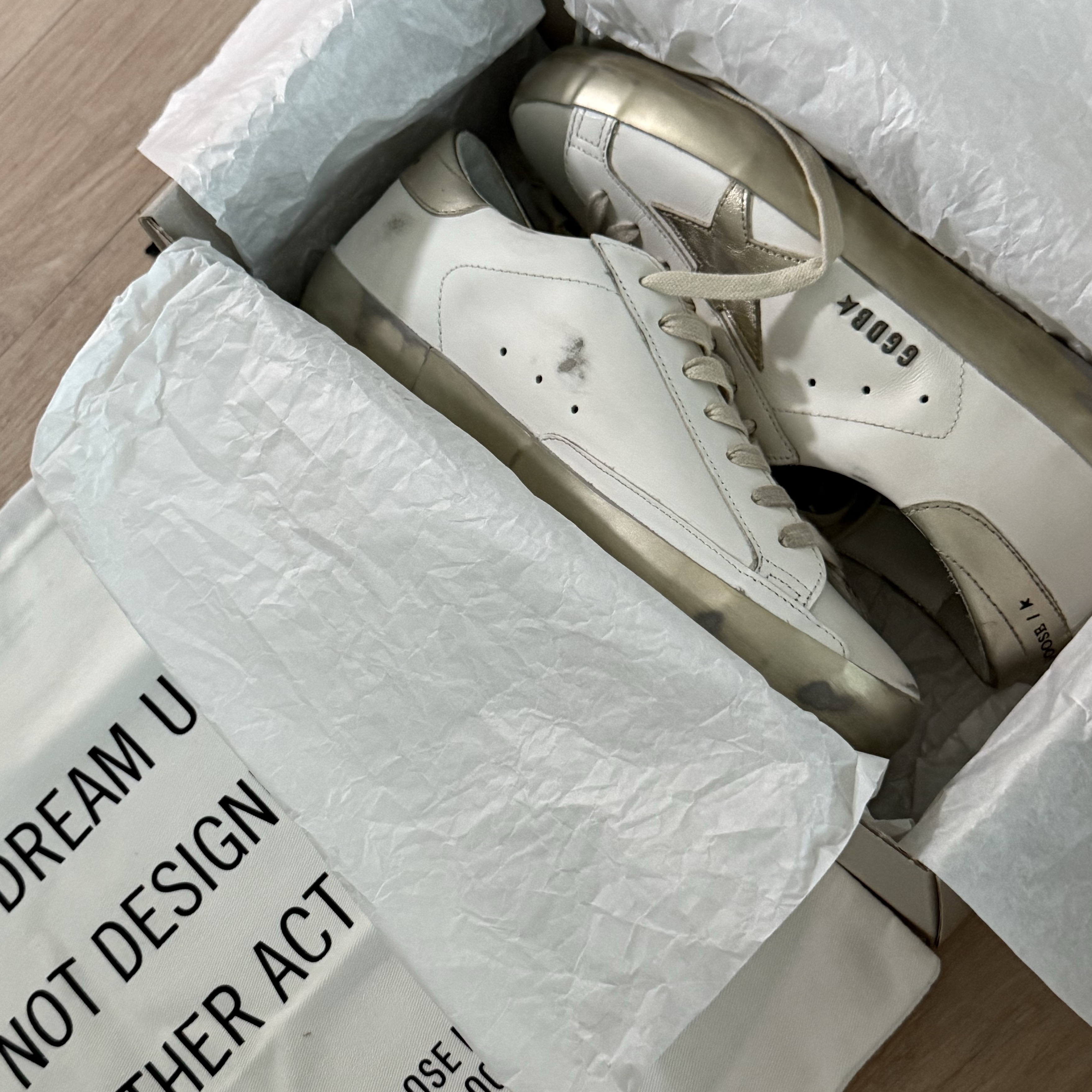 Golden Goose Superstar White Gold Heel Tab Sneakers 착용 스타일 - 1