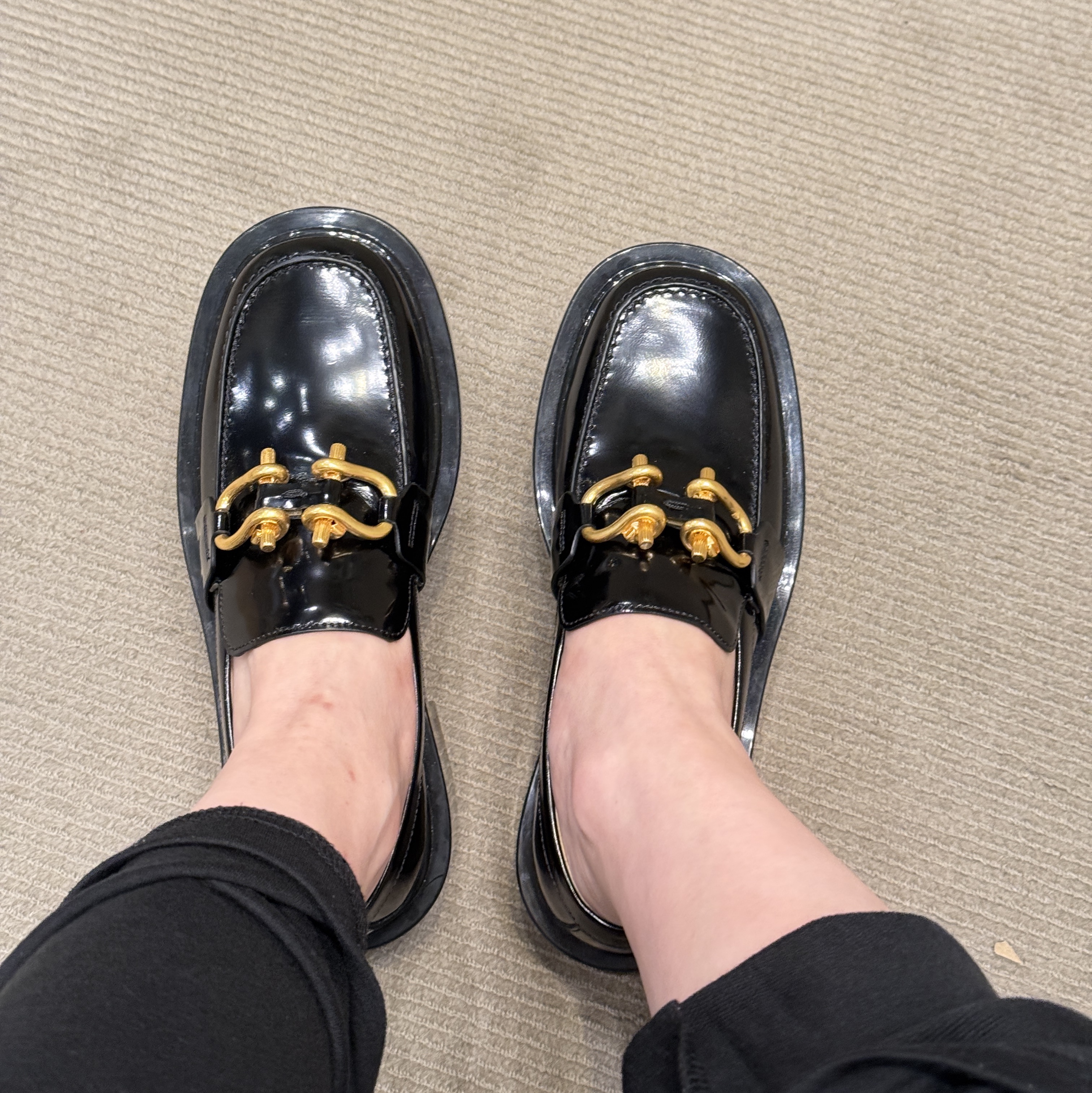 Bottega Veneta Monsieur Loafer Black 착용 스타일 - 2