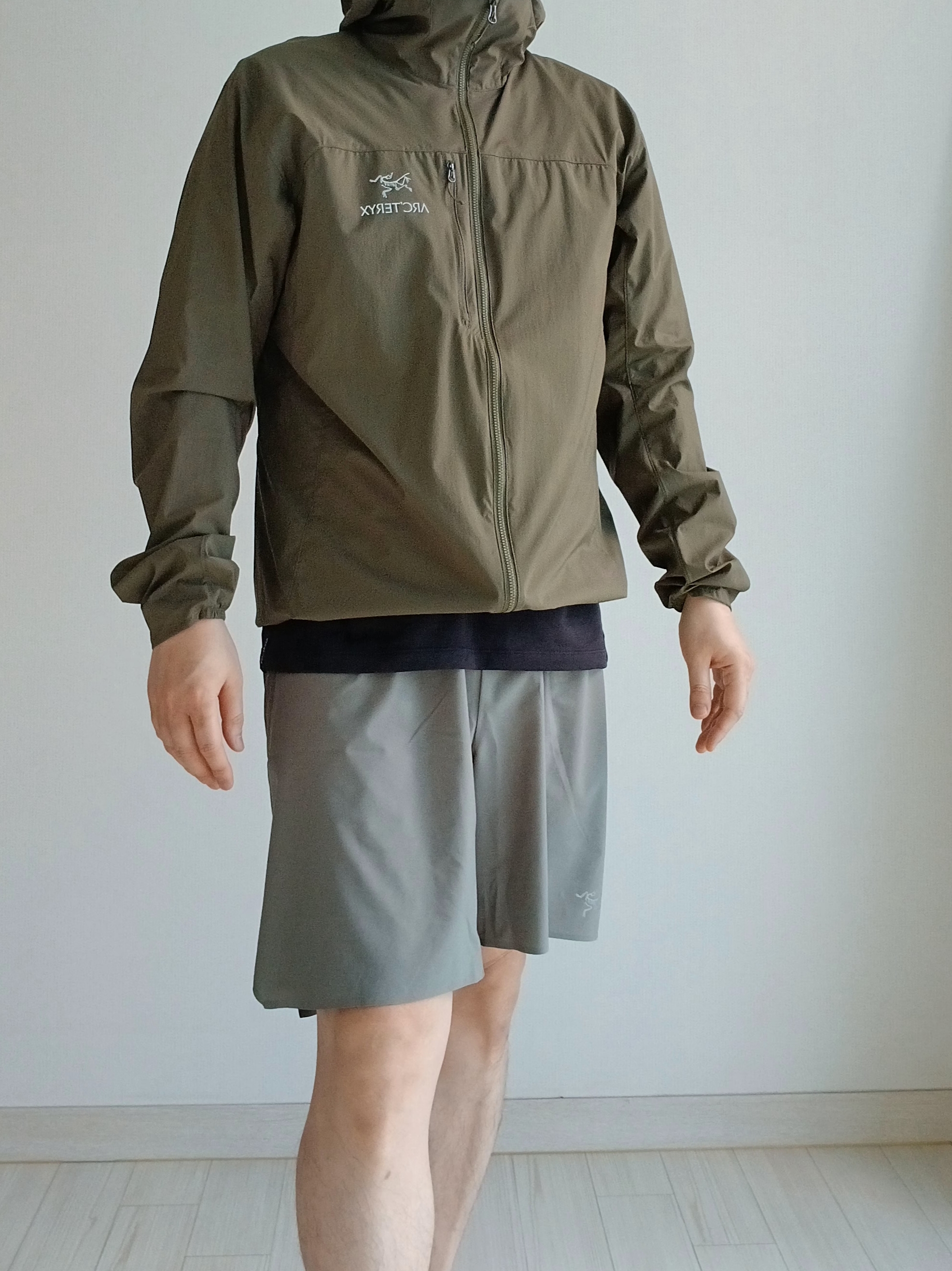Arc'teryx Small Bird Cap Black, Arc'teryx Kragg Cotton Logo SS T-Shirt 24K Black 착용 스타일 - 4