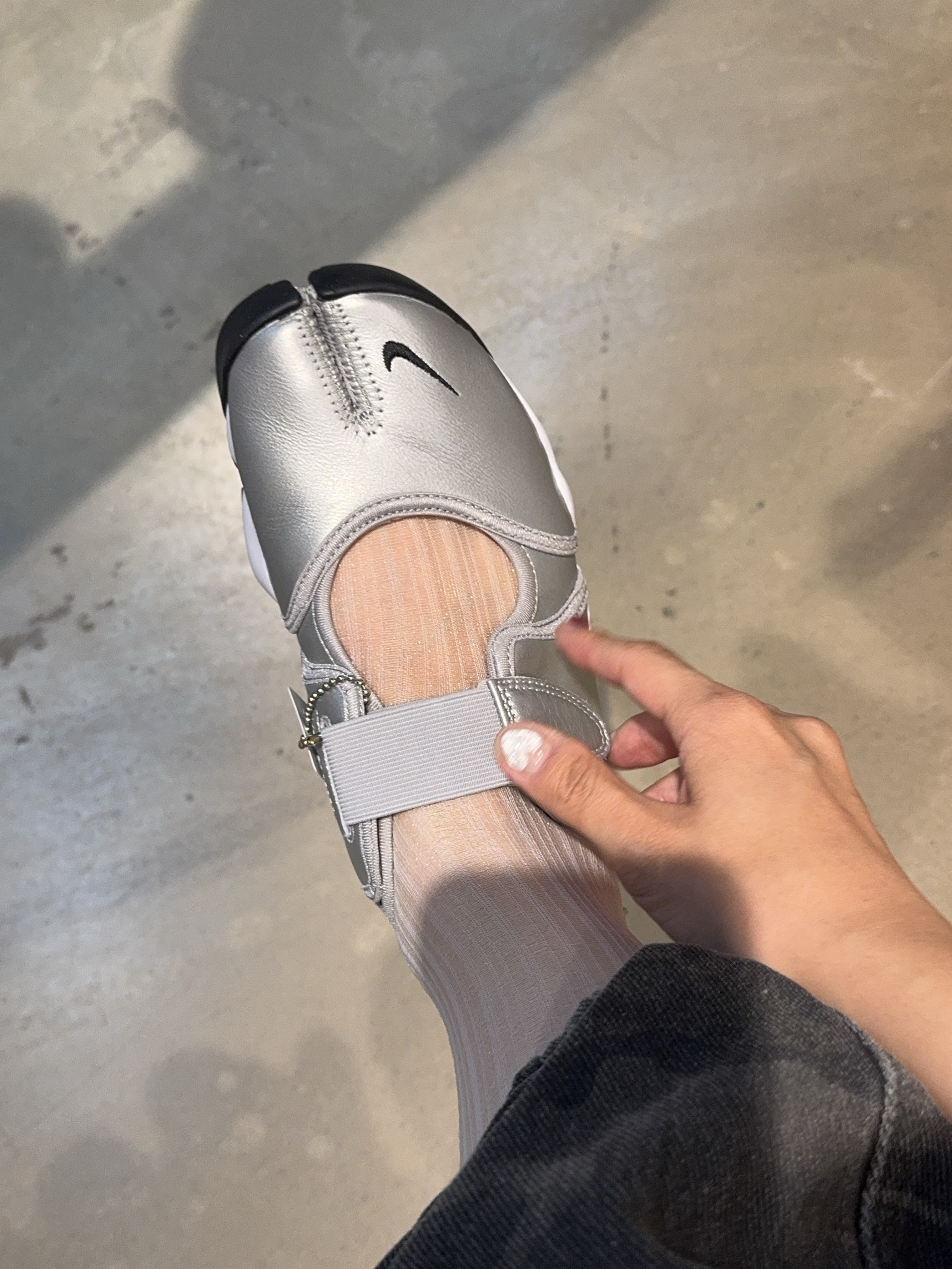 (W) Nike Air Rift Leather Metallic Silver and Black, (W) Nike Air Rift Leather Metallic Silver 착용 스타일 - 2