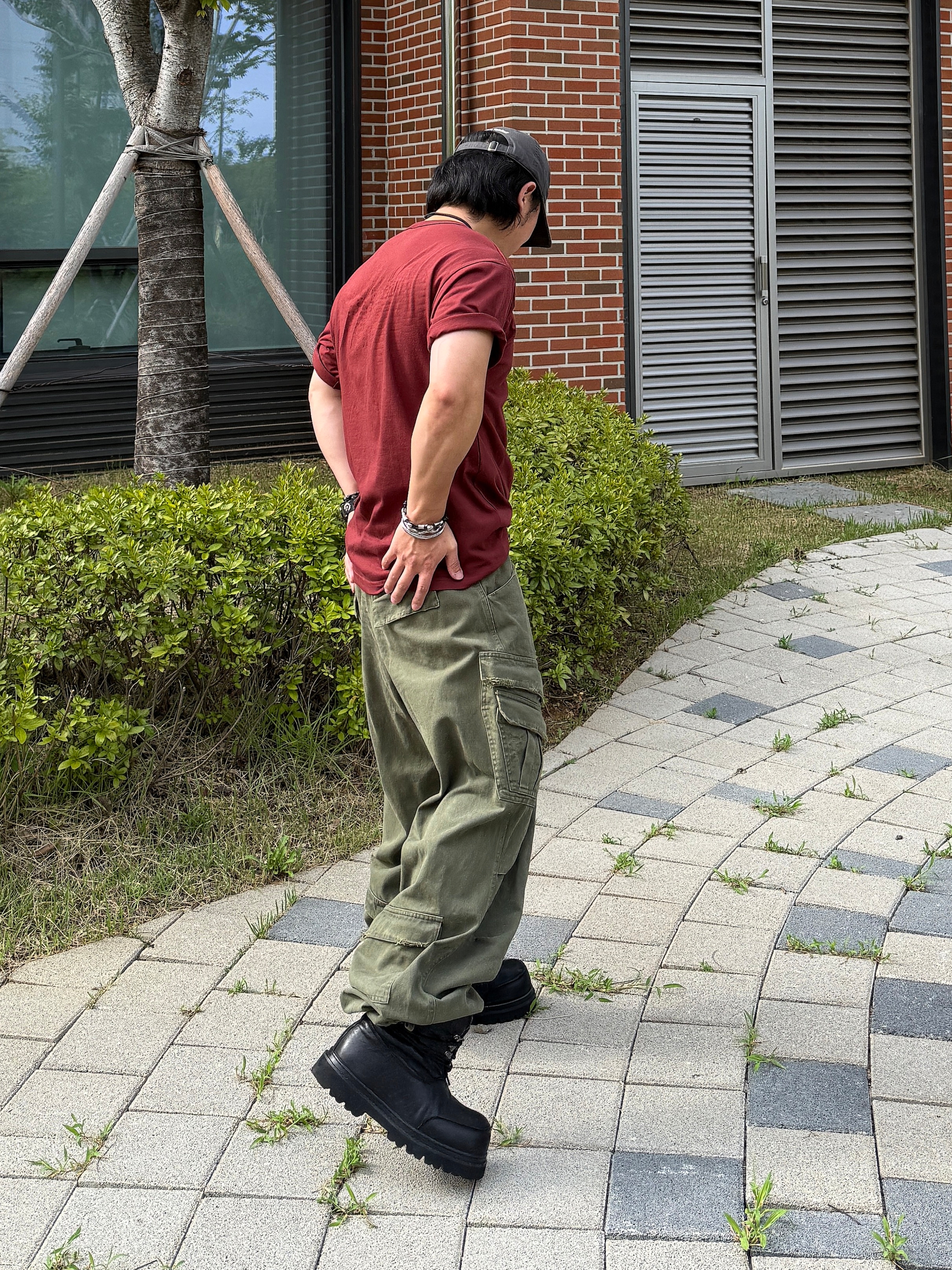 Nonnod Double Pocket Cargo Pants Vintage Khaki, Kamien x MJD Double Hole Belt Black Shearling Calfskin 착용 스타일 - 3