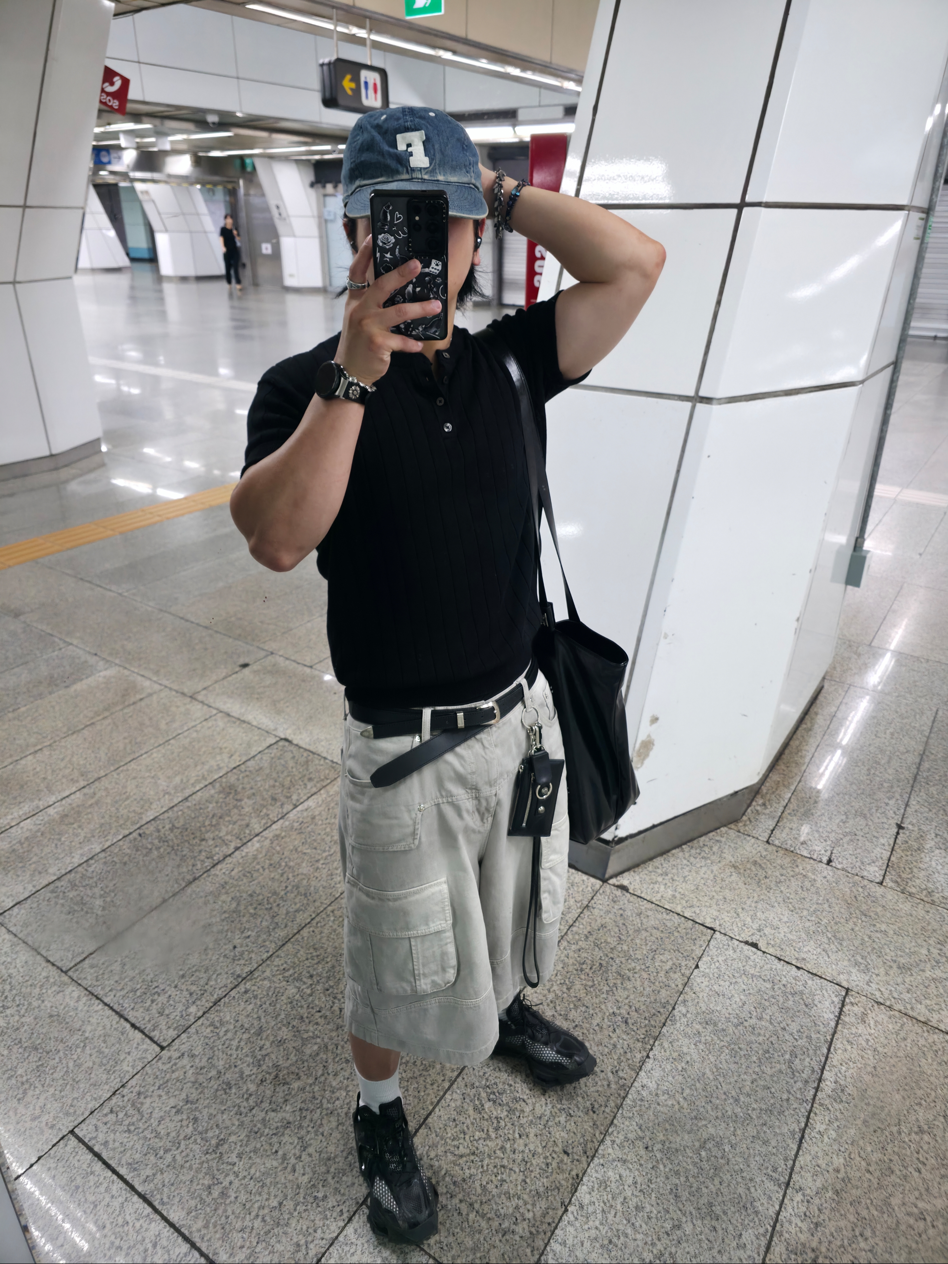 Nike x Matthew M Williams Zoom 004 Triple Black, Balenciaga Le Cagole Men Card Case On Keychain Black 착용 스타일 - 2