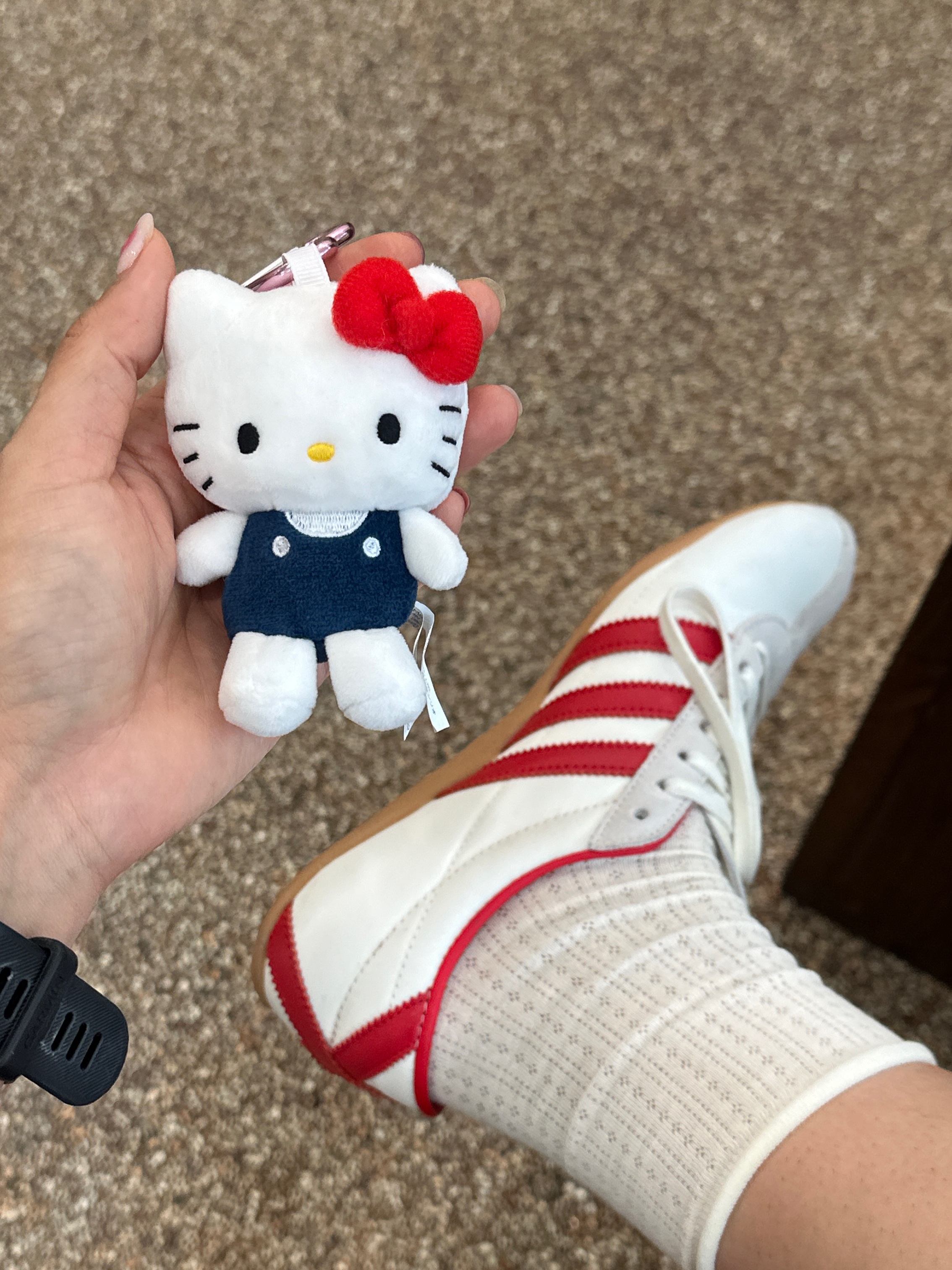 Sanrio Hello Kitty Mini Mascot Holder, (W) Adidas Tokyo Off White Better Scarlet 착용 스타일 - 3