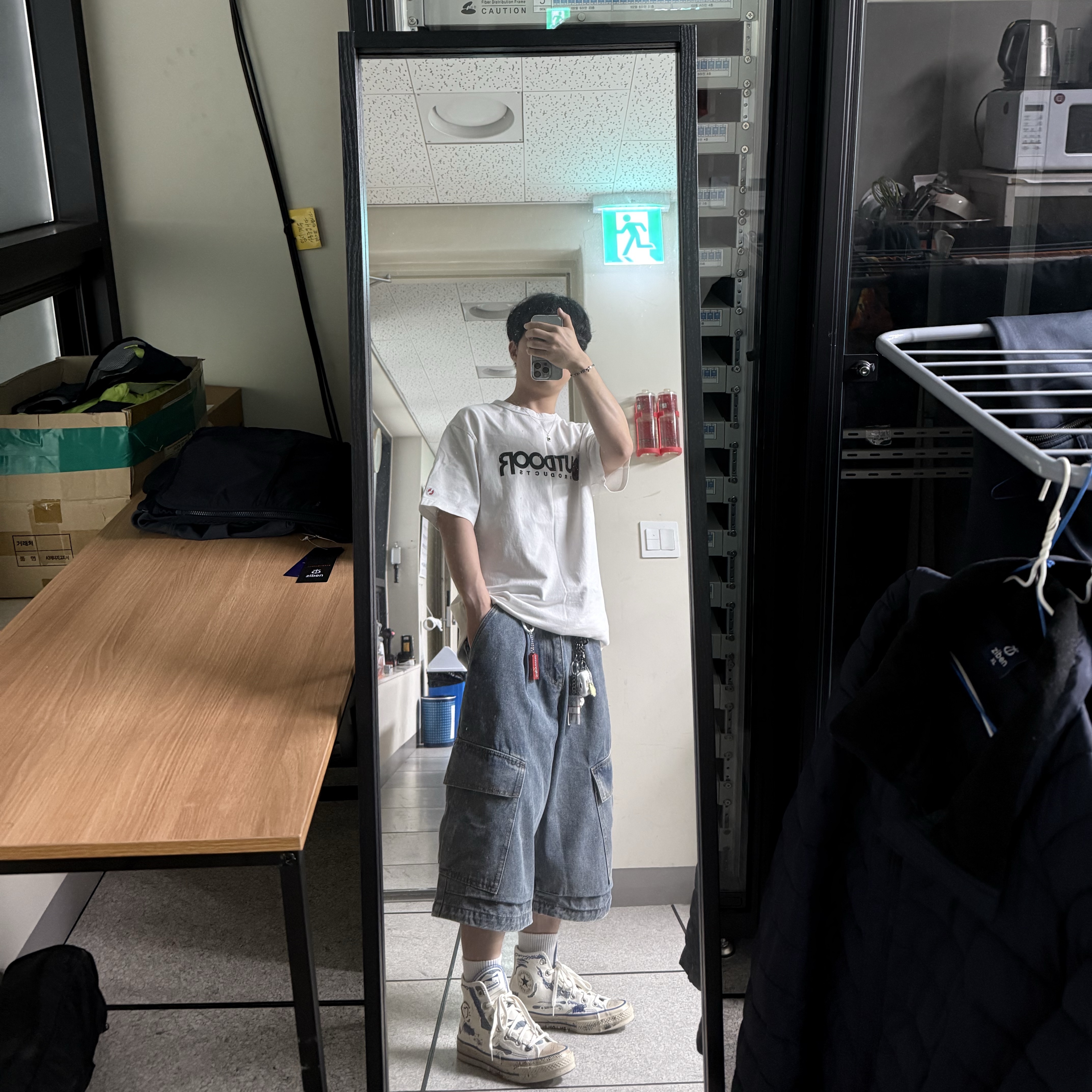 Converse x Ader Error Chuck 70 High White, Supreme x Fenix E03R Flashlight Keychain Red - 24FW 착용 스타일 - 2