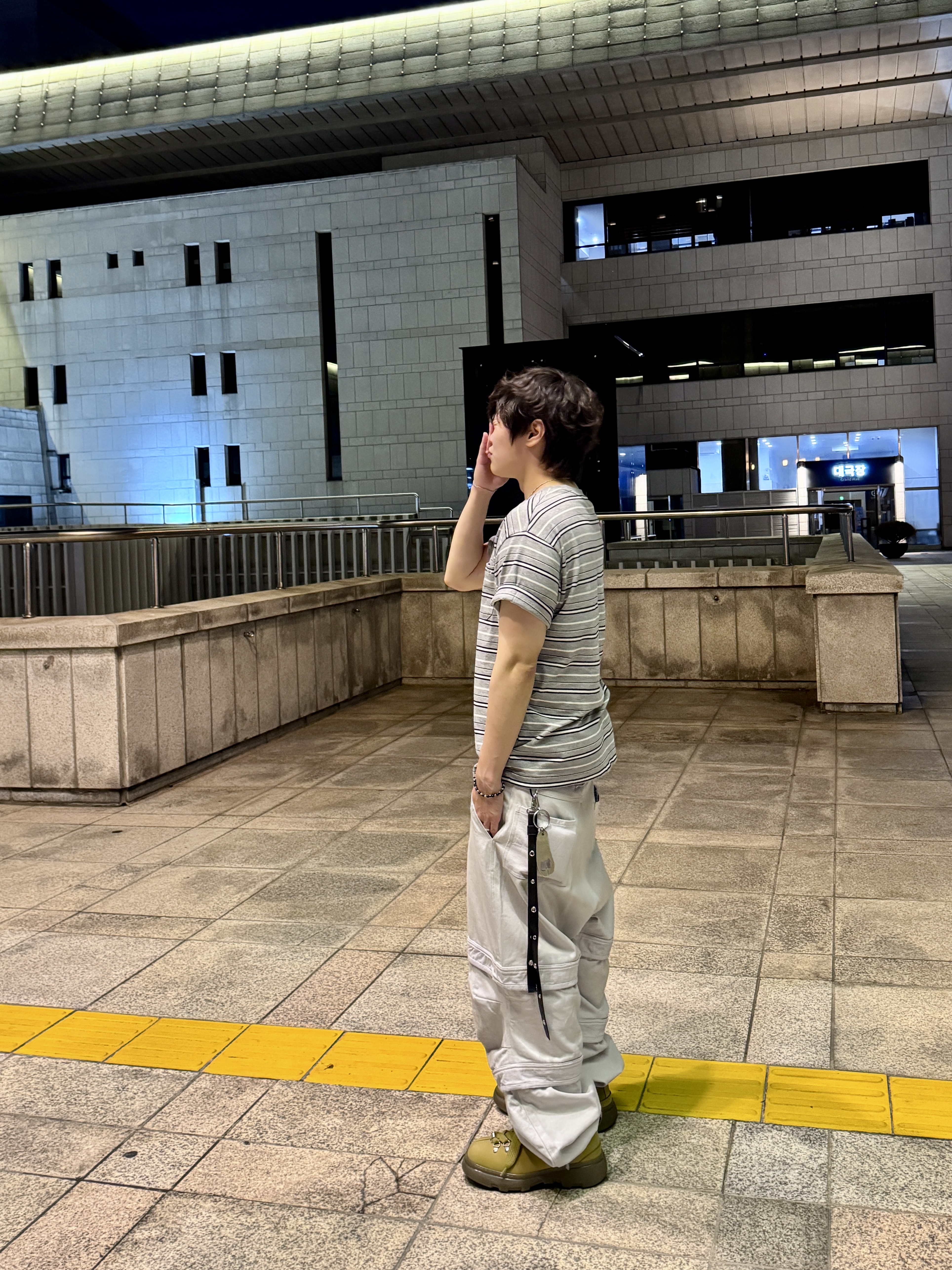 Farfromwhat Far Layered Work Pants White, Burberry Trek Boots Manilla 착용 스타일 - 3