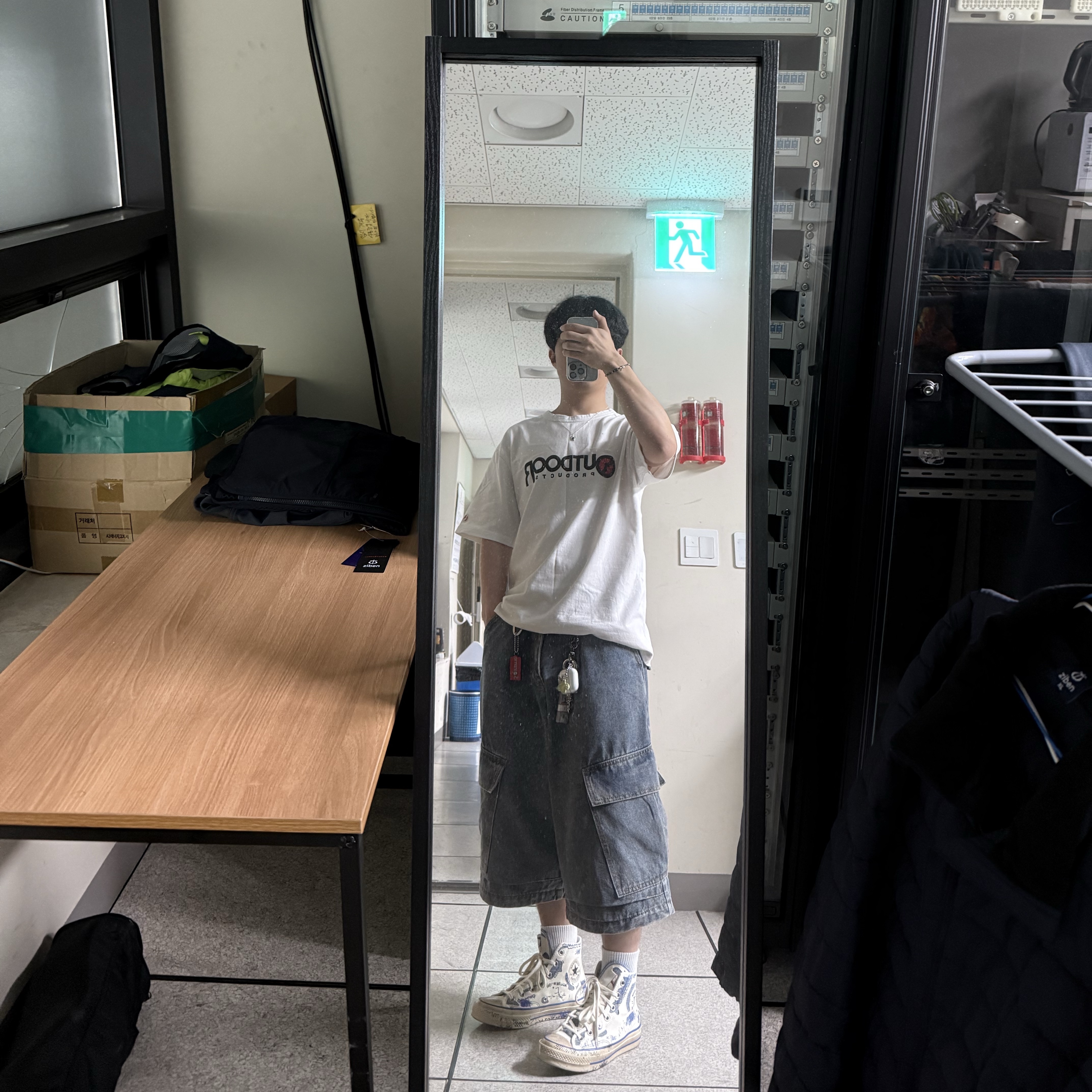 Converse x Ader Error Chuck 70 High White, Supreme x Fenix E03R Flashlight Keychain Red - 24FW 착용 스타일 - 3