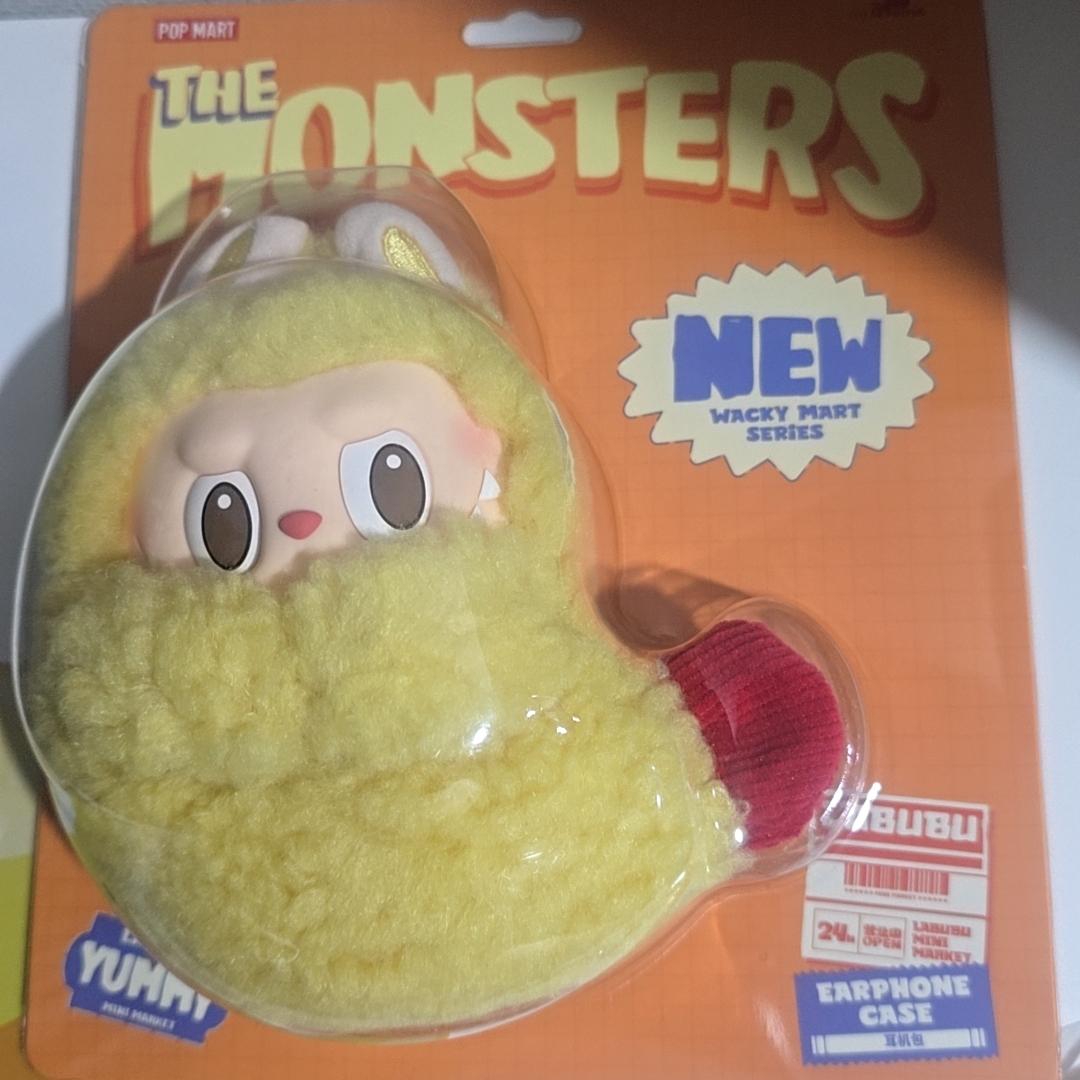 Pop Mart Labubu The Monsters Wacky Mart Series Earphone Case 착용 스타일