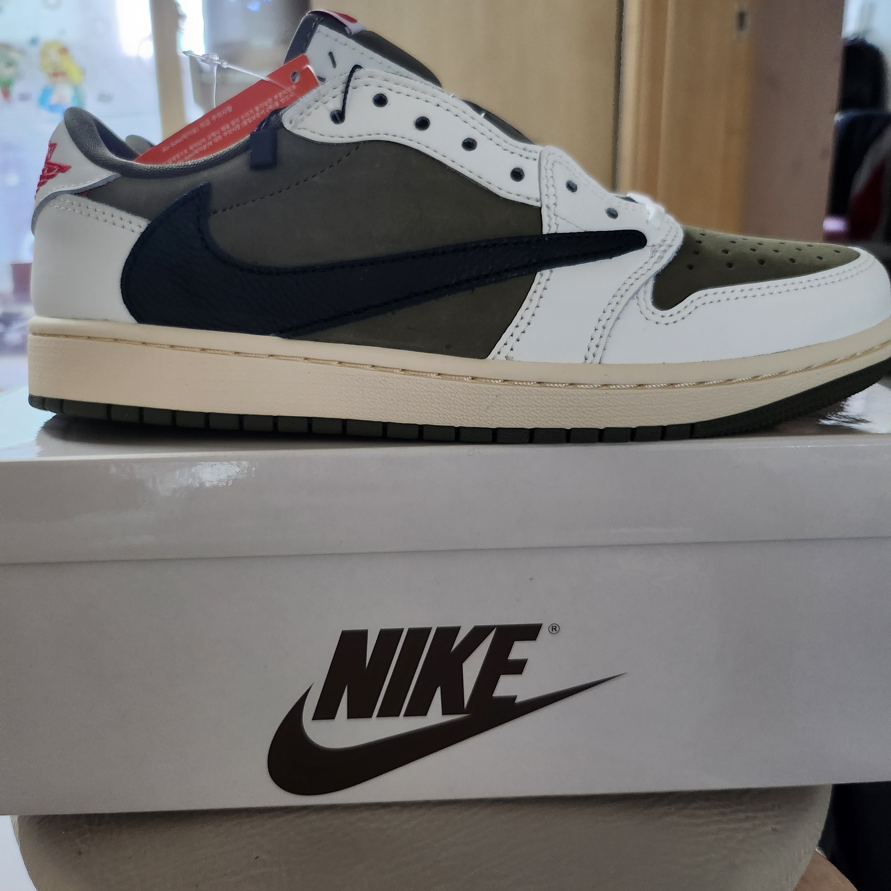 Jordan 1 x Travis Scott Retro Low OG SP Reverse Olive 착용 스타일 - 3
