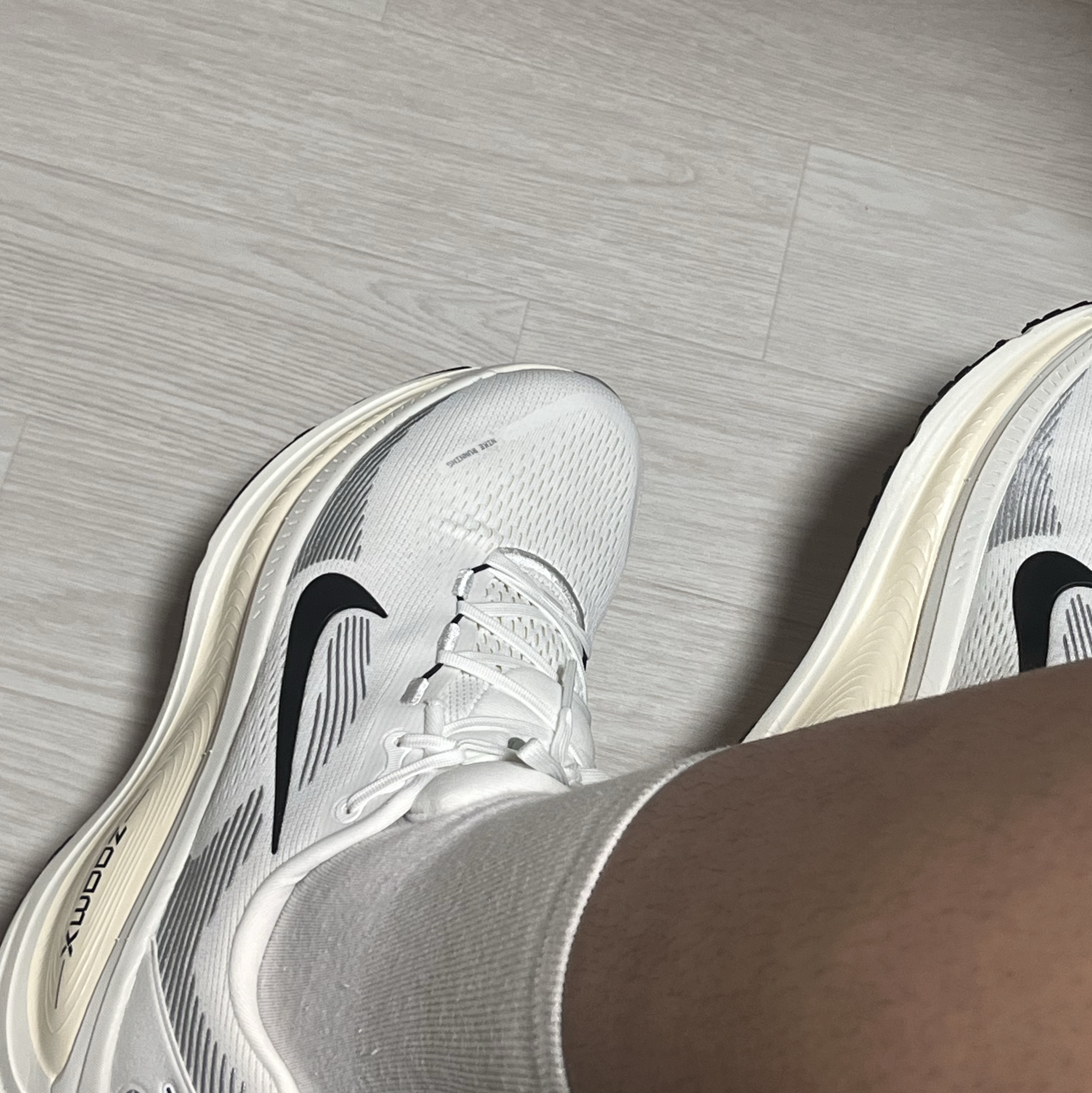 Nike Vomero 18 Summit White Coconut Milk 착용 스타일