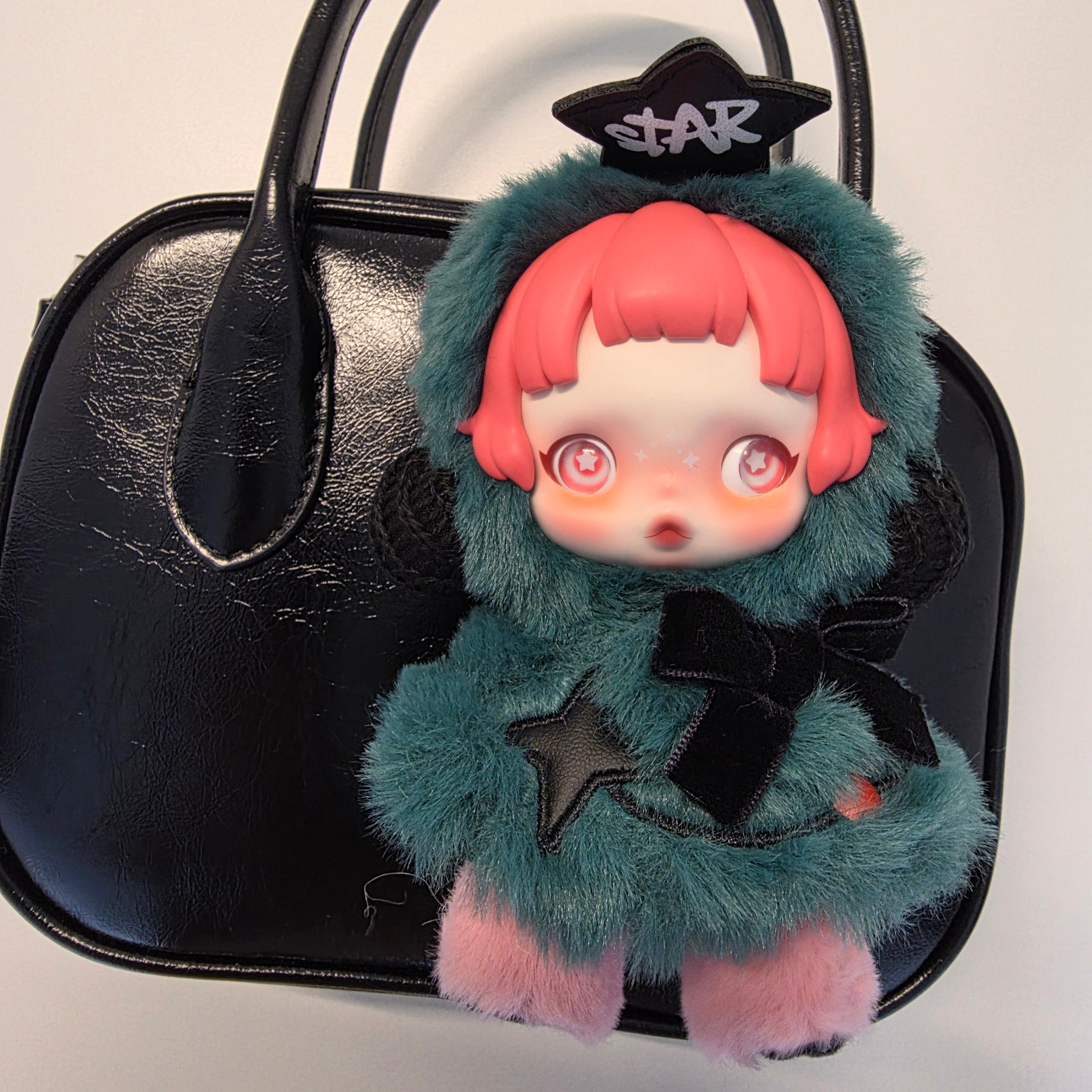 Pop Mart Skullpanda Winter Symphony Series Keyring Partita (Opened Case) 착용 스타일