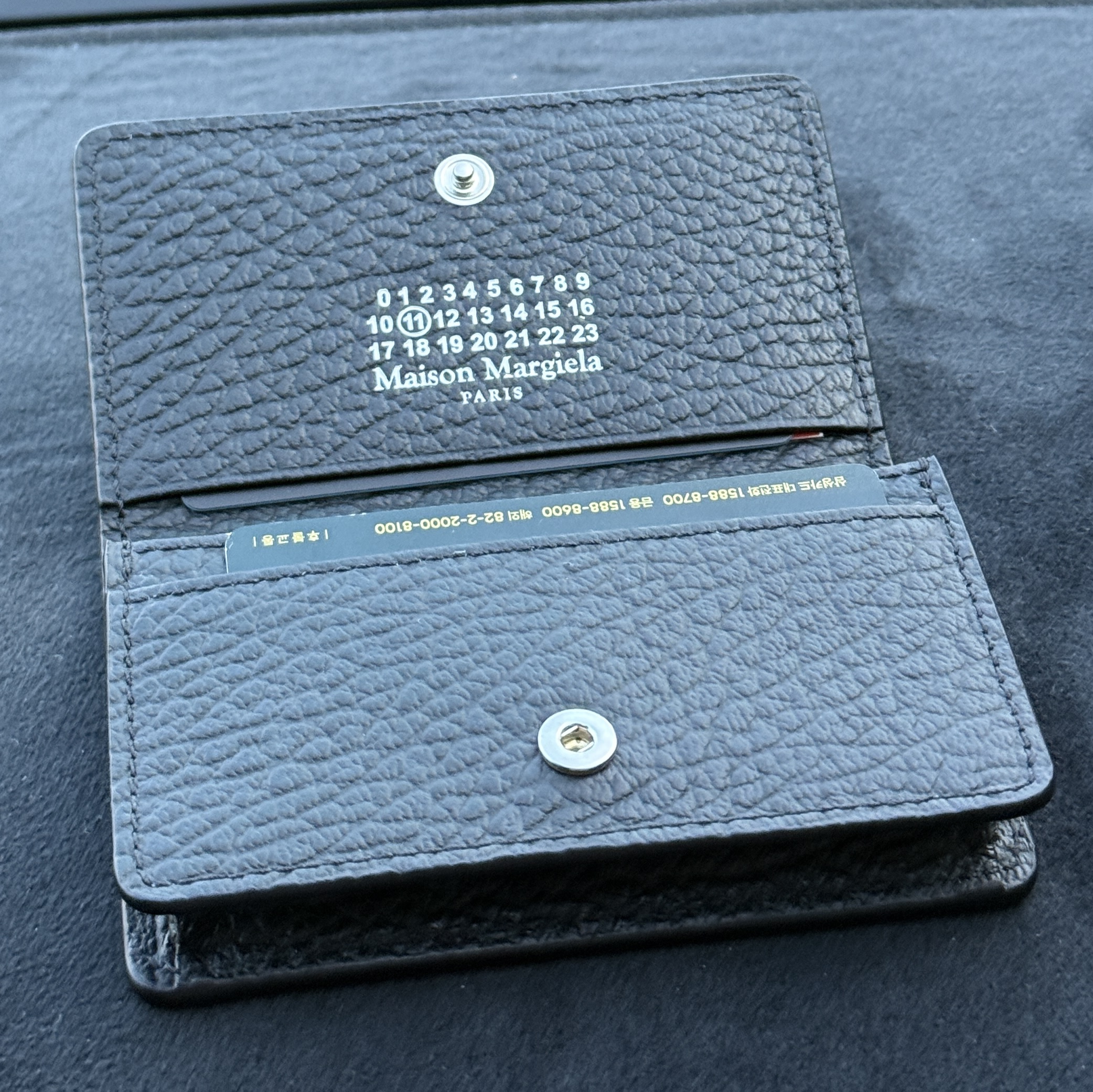 Maison Margiela Stitch Leather Flap Card Holder Black 착용 스타일 - 2
